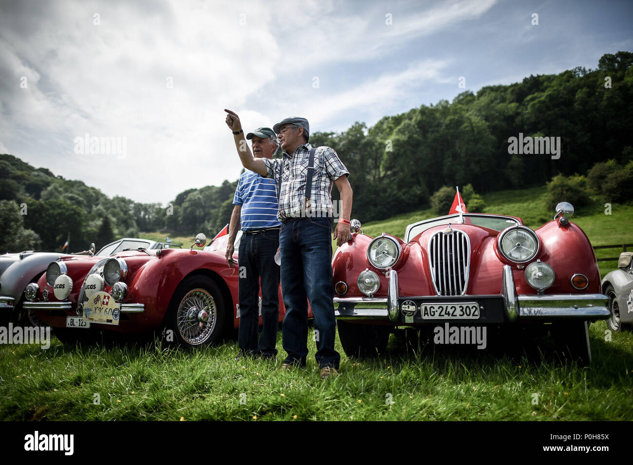 Leute schauen auf Classic Jaguar Autos an der XK 70 Jaguar Festival in Shelsley Walsh, Worcestershire, dessen 70. Jahrestag der XK-Motor, die in der übergroßen Mehrheit der Jaguare, die zwischen 1950 und 1986 produzierten Strom zu feiern. Stockfoto