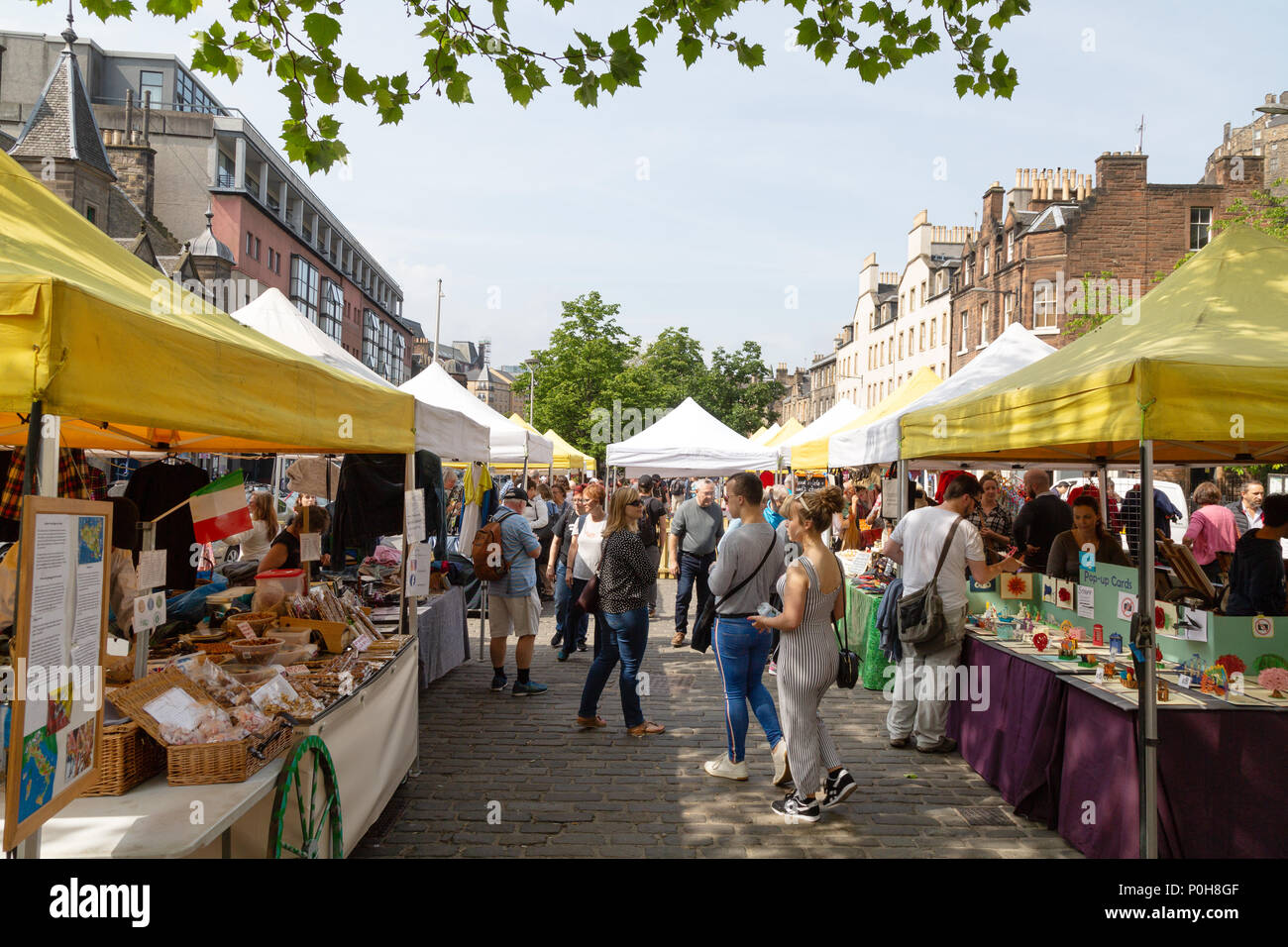 Menschen Einkaufen in der wöchentliche Markt, Grassmarket, Edinburgh Old Town, Edinburgh Schottland Großbritannien Europa Stockfoto