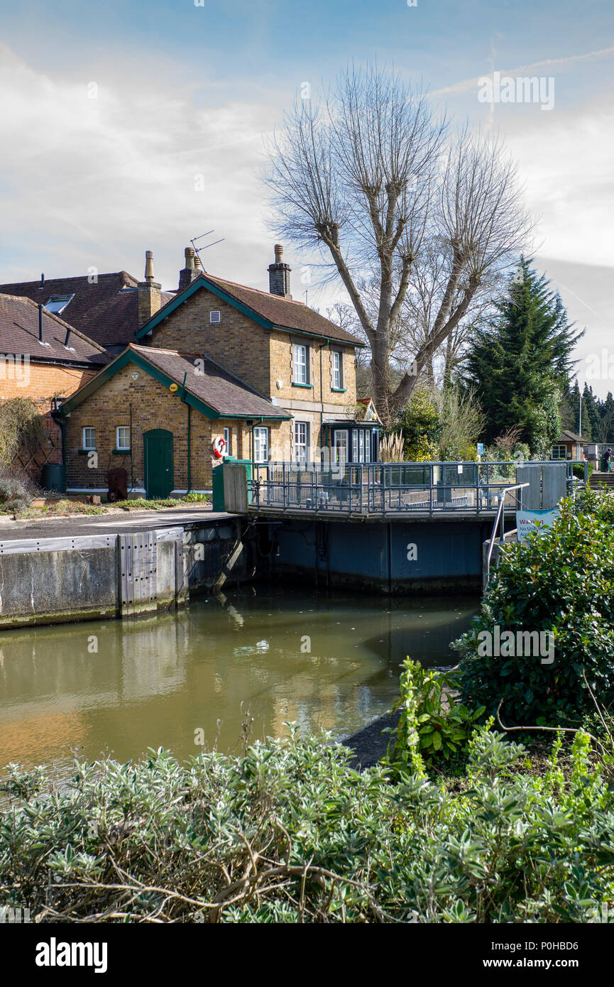 Maidenhead, Großbritannien. Allgemeine Ansicht, GV. Lock Keepers Cottage, boulters Sperren. Blue-Sky, Schleusentore, abgeschnittenen Ende des Schlosses, und laufen Sie weg, Freitag Stockfoto