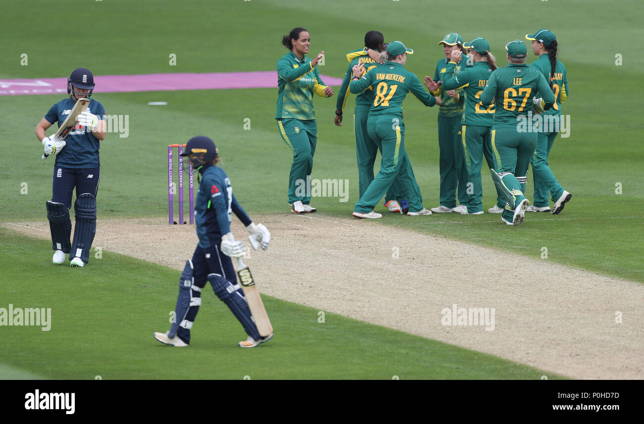 Südafrikas Ayabonga Khaka gratuliert von Teamkollegen nach der Einnahme der wicket von Englands Danni Wyatt während des ICC Frauen Gleiches an Blackfinch neue Straße, Worcester. Stockfoto