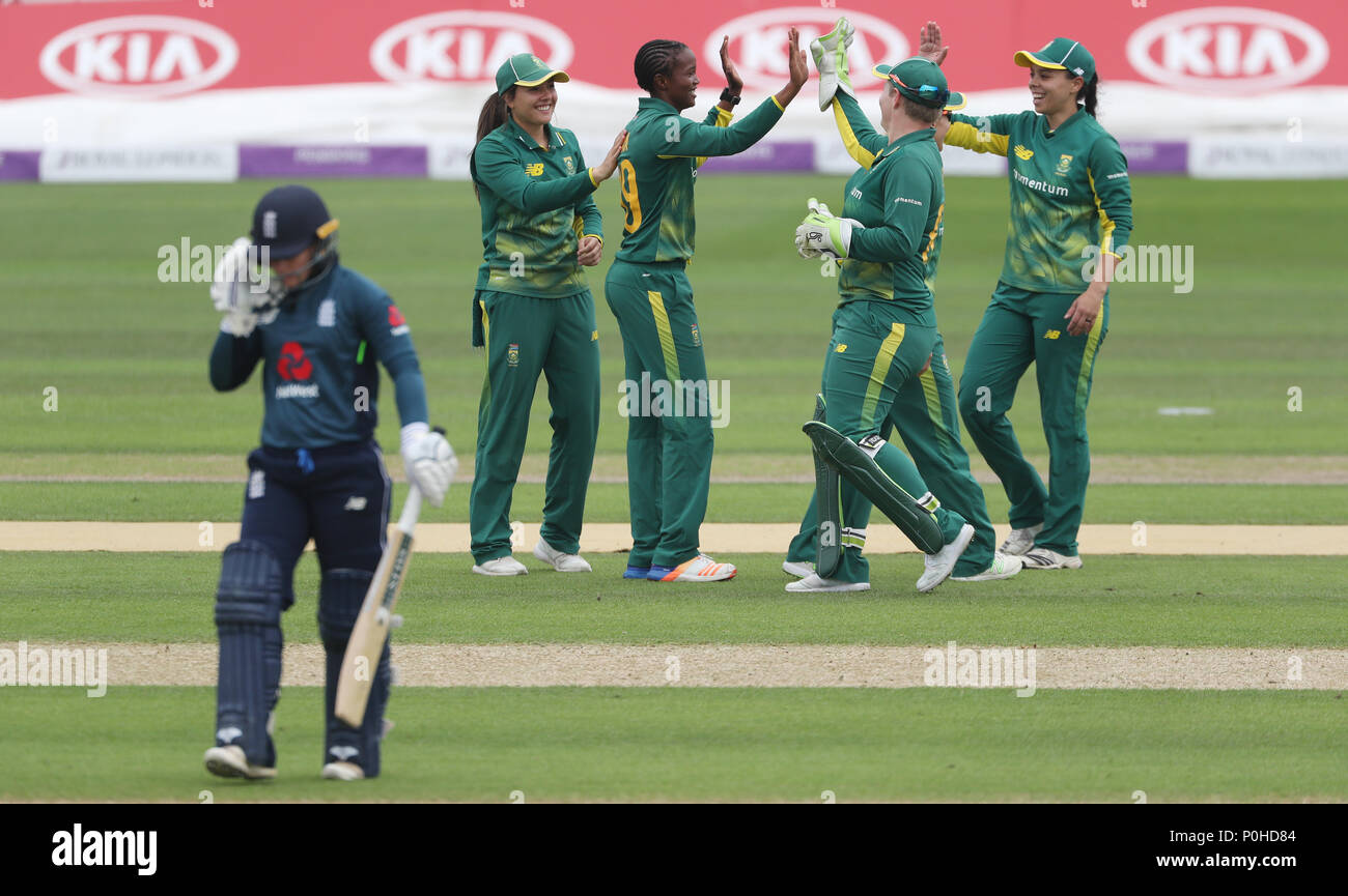 Südafrikas Ayabonga Khaka gratuliert von Teamkollegen nach der Einnahme der wicket von England's Tammy Beaumont während des ICC Frauen Gleiches an Blackfinch neue Straße, Worcester. Stockfoto