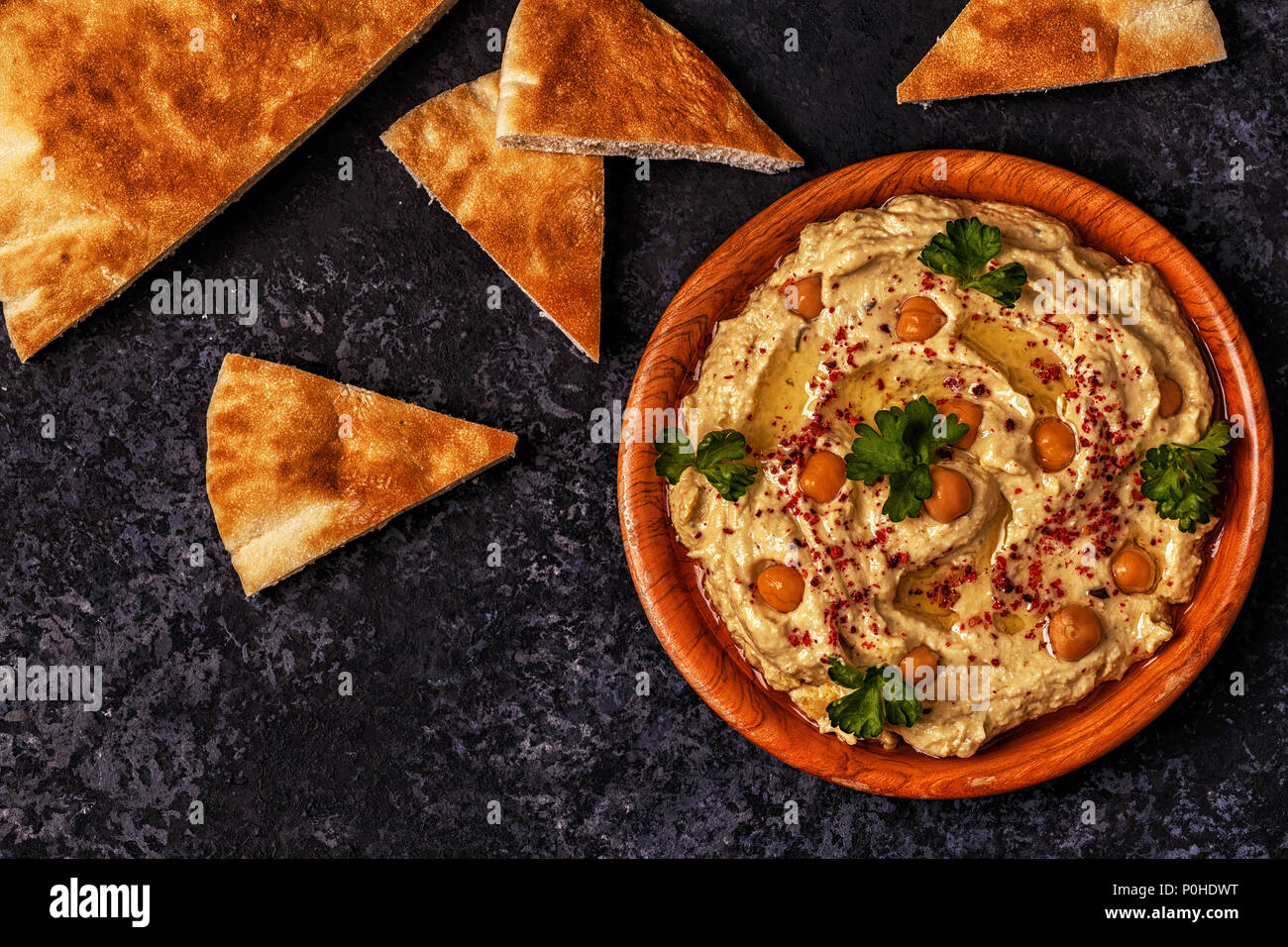Klassische Hummus mit Petersilie auf die Platte und Fladenbrot. Stockfoto