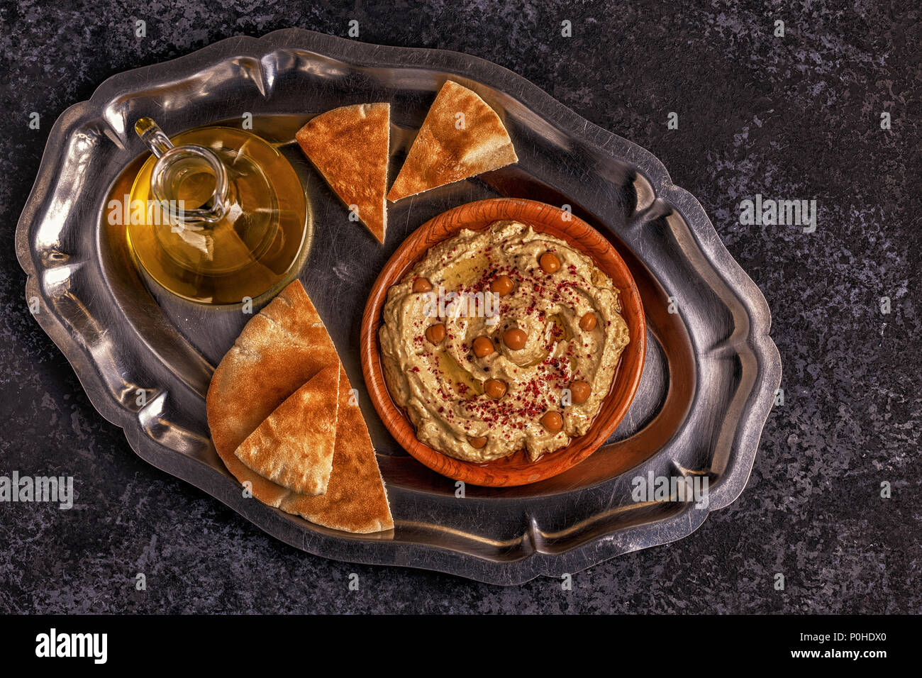 Klassische Hummus mit Petersilie auf die Platte und Fladenbrot. Stockfoto