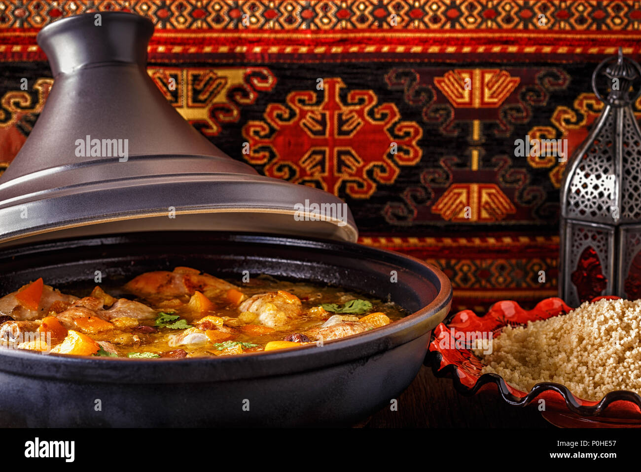 Traditionelle marokkanische Tajine vom Huhn mit gesalzenen Zitronen, Oliven, selektiven Fokus. Stockfoto