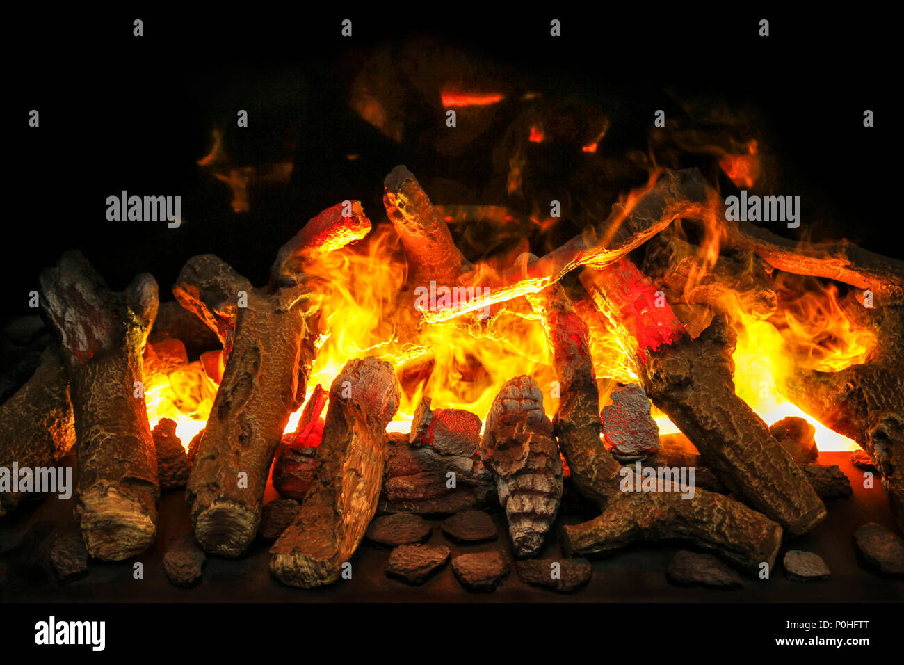 Live Kohlen Und Flammen Mit Schwarzem Hintergrund Stockfoto