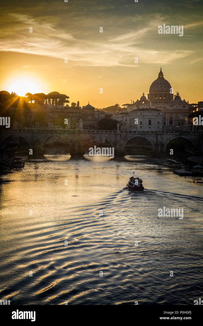 Ein Boot fährt den Tiber vor St. Peters Basilika im Vatikan in Rom, Italien. Stockfoto