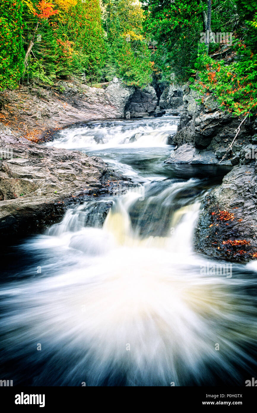 Die Cascade River fließt durch die Kaskade State Park im Norden von Minnesota. Stockfoto