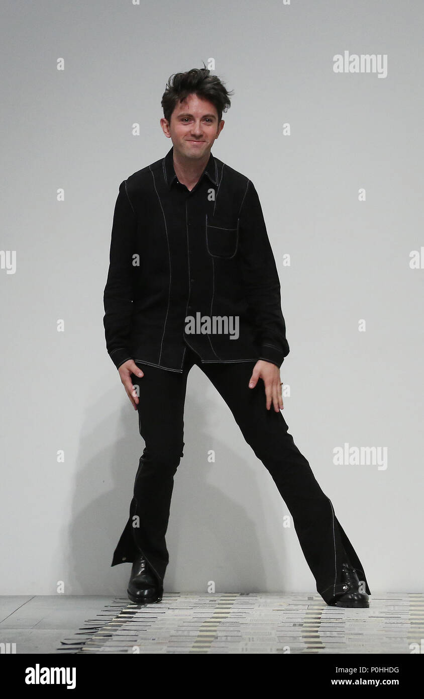 Designer Daniel W. Fletcher würdigt das Publikum nach SS 19 der Londoner Fashion Week Männer zeigen an der BFC Showspace, London. PRESS ASSOCIATION. Bild Datum: Samstag, 9. Juni 2018. Photo Credit: Isabel Infantes/PA-Bilder Stockfoto