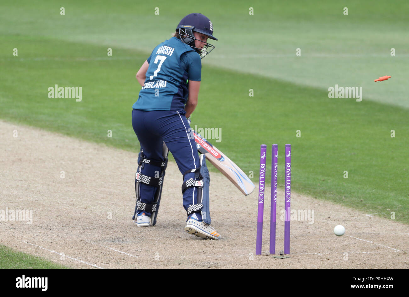 England's Laura Marsh ist durch Südafrikas Shabnim Ismail für 15 während des ICC Frauen Gleiches an Blackfinch neue Straße, Worcester gerollt. Stockfoto