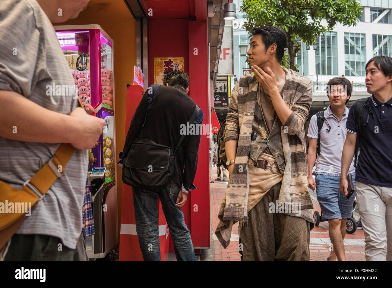 Junge Männer wandern, überfüllten Stadt Straße, Wochenende in Shinjuku, Tokyo, Japan Stockfoto