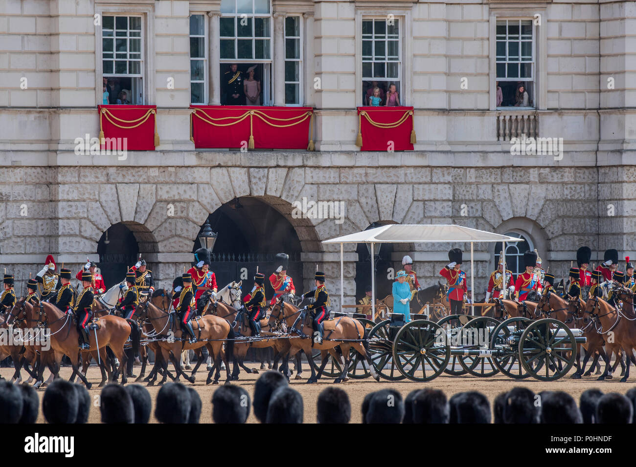 London, UK, 9. Juni 2018. Die Queen und andere Royals nehmen die Salute wie Prinz Harry und Meghan, der Herzog und die Herzogin von Sussex Watch von Horse Guards, oben - Geburtstag der Königin Parade, populärer als die Farbe bekannt. Die Coldstream Guards Truppe ihre Farbe., Kredit: Guy Bell/Alamy leben Nachrichten Stockfoto