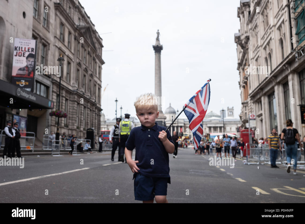 London, UK, 9. Juni 2018. Unterstützer von Tommy Robinson, einem Rechtsextremen ankommen, die heute in London aus Protest gegen seine Inhaftierung. Tommy hat seit schuldig zu den Gebühren, die er auf gehalten wird, plädiert. Aber der Protest, zieht das Publikum aus ganz Großbritannien und im Ausland, ist noch voran - bringen die Agenda in Frage. ##FreeTommy FreeTommyRobinson Credit: Joshua Preston/Alamy leben Nachrichten Stockfoto