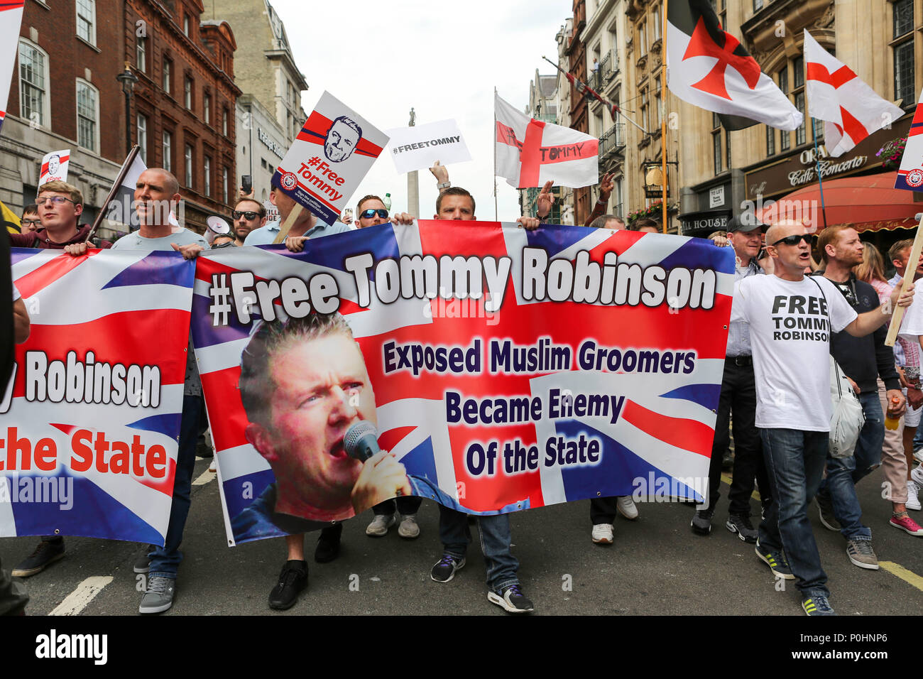 9. Juni, 2018. Protest außerhalb der Downing Street zu weit rechts Aktivist Tommy Robinson, die für den Bruch des Friedens vor einem Gericht in Leeds am 25. Mai, in denen eine Pflege Studie angeblich im Gange ist, festgehalten wurde. Gleichzeitig eine Gegendemonstration statt. Penelope Barritt/Alamy leben Nachrichten Stockfoto