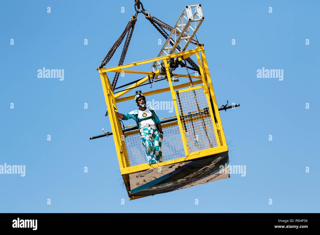 Blackpool, Lancashire, UK. Vom 9. Juni 2018. Die AirgameZ ist die endgültige base jumping Wettbewerb der Großen Britischen Inseln. Elite Jumper aus der ganzen Welt sind eingeladen, von der 473 m hohen Kran in Wettbewerb zu beteiligen, um zu sehen, wer den Nerv hat, Skill & Stil die Massen zu begeistern und die Richter Scorecards zu gewinnen. Aus dieser Höhe Jumper kann eine feste Verzögerung von mehr als 3 Sekunden erwarten, führen Sie inszeniert - Bereitstellung multi-Möglichkeiten, AAF Stil verknüpft Beendet &aerobatic multi-axis Rotationen auf Abstieg. Credit: MediaWorldImages/AlamyLiveNews. Stockfoto