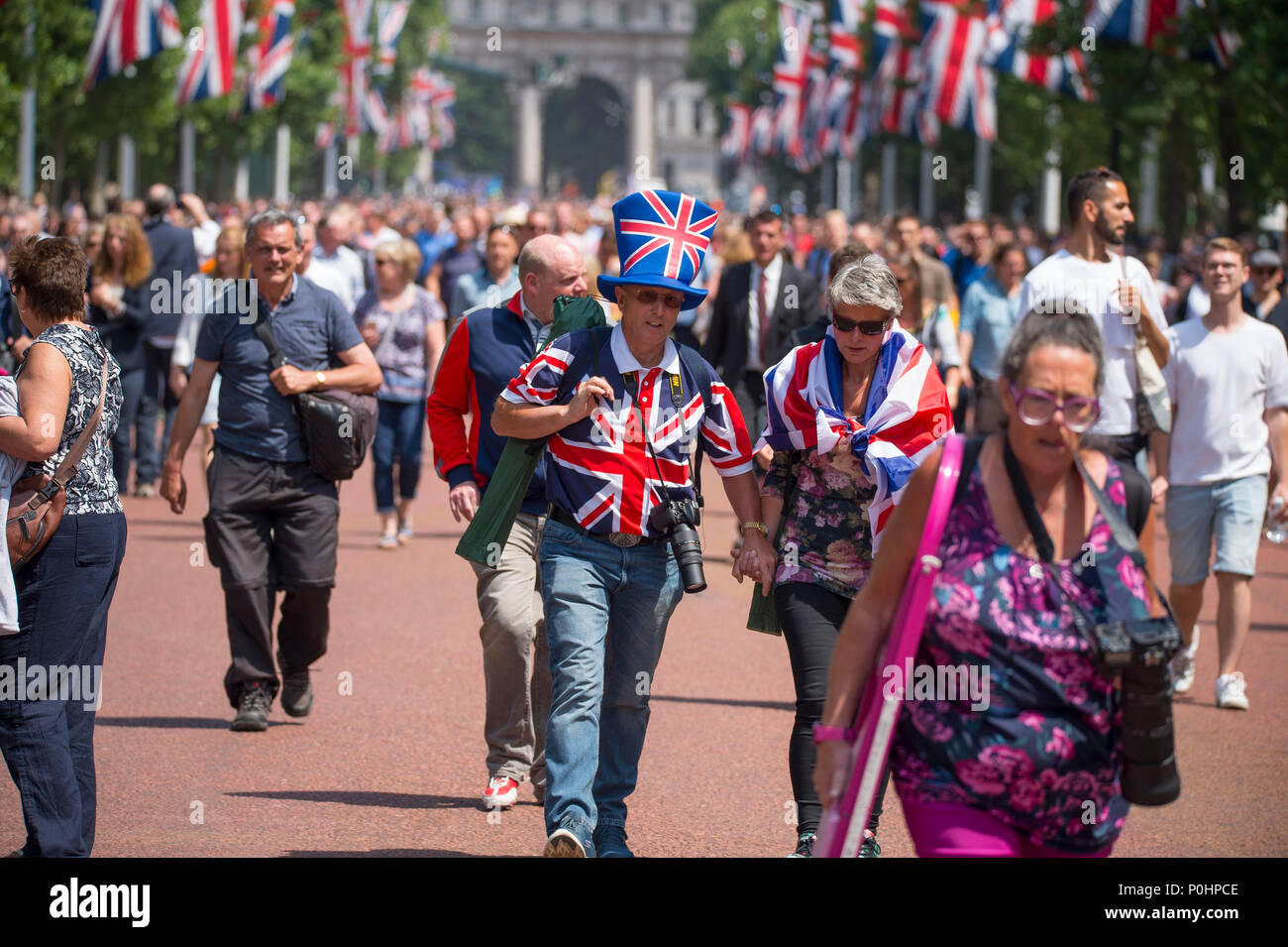 Die Mall, London, UK. 9. Juni, 2018. Die weltweit berühmte Queen Geburtstag Parade, die auch als die Farbe bekannt, endet mit Menschen auf der Mall Richtung Buckingham Palace der RAF flypast zu beobachten. Credit: Malcolm Park/Alamy Leben Nachrichten. Stockfoto