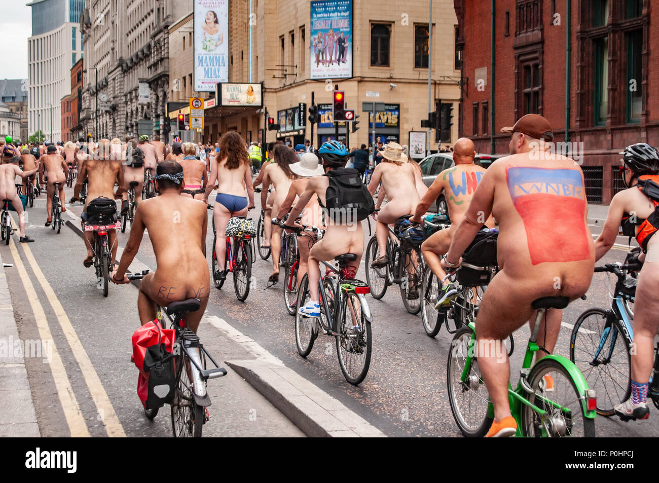 Manchester, Großbritannien, 8. Juni 2018. Mama Mia! Radfahrer in der World Naked Bike Ride Protest über die Erschöpfung der fossilen Brennstoffe und die Anfälligkeit der Radfahrer auf den Straßen sowie die Feier der menschlichen Körper. Hunderte Radfahrer gebar, so viel wie sie es wagen, die Aufmerksamkeit auf die ökologischen und sicherheitstechnischen Fragen im Zusammenhang mit der Erschöpfung der fossilen Energieträger der Welt zu zeichnen. Sie bringen ein Lächeln auf die Gesichter der Menschen in Manchester an einem Freitag Abend, wie sie um die Straßen der Stadt fahren. Credit: Ian Cartwright/Alamy leben Nachrichten Stockfoto