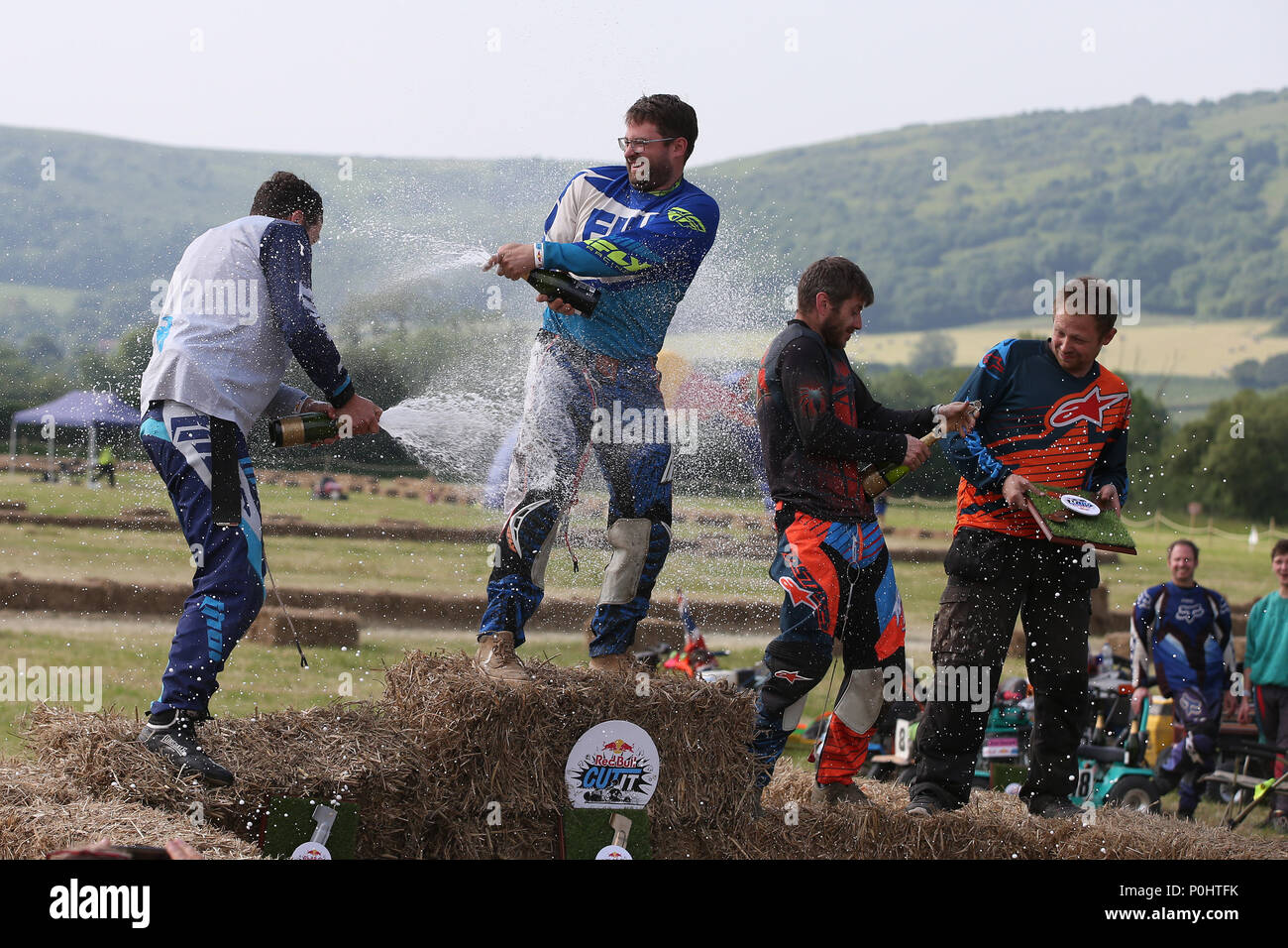 Somerset, UK, 9. Juni 2018, die Gewinner und die Nächstplatzierten der Rennen erhalten ihre Champagner Moment. Red Bull schneiden es Rasenmäher Racing Event in Axbridge, Somerset, England am Samstag, den 9. Juni 2018. Red Bull Schnitt Es ist eine einzigartige und witzige racing Wettbewerb, wo Fahrer Rennen speziell Rasenmäher in der Lage mit Geschwindigkeiten von bis zu 50 mph geändert. Dieses Ereignis wurde von Red Bull in Partnerschaft mit der britische Rasenmäher Association. pic von Andrew Obstgarten/Alamy Leben Nachrichten konzipiert worden Stockfoto