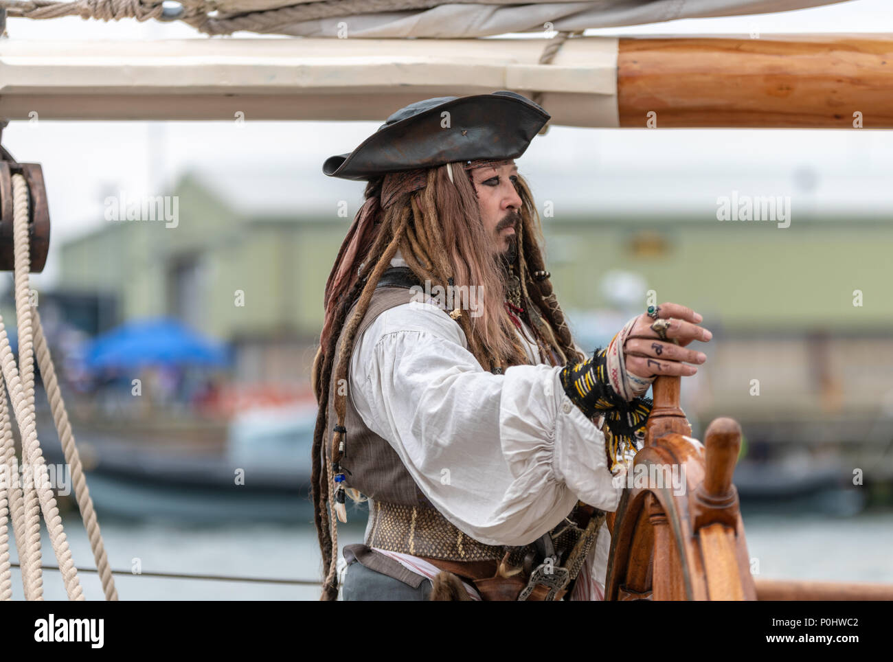 Poole, Großbritannien. 9. Juni, 2018. Capatin Jack Sparrow Look-a-Like auf einem Boot die Poole Harbour Boat Show, eine kostenlose Maritime Festival in Dorset. Quelle: Thomas Faull/Alamy leben Nachrichten Stockfoto
