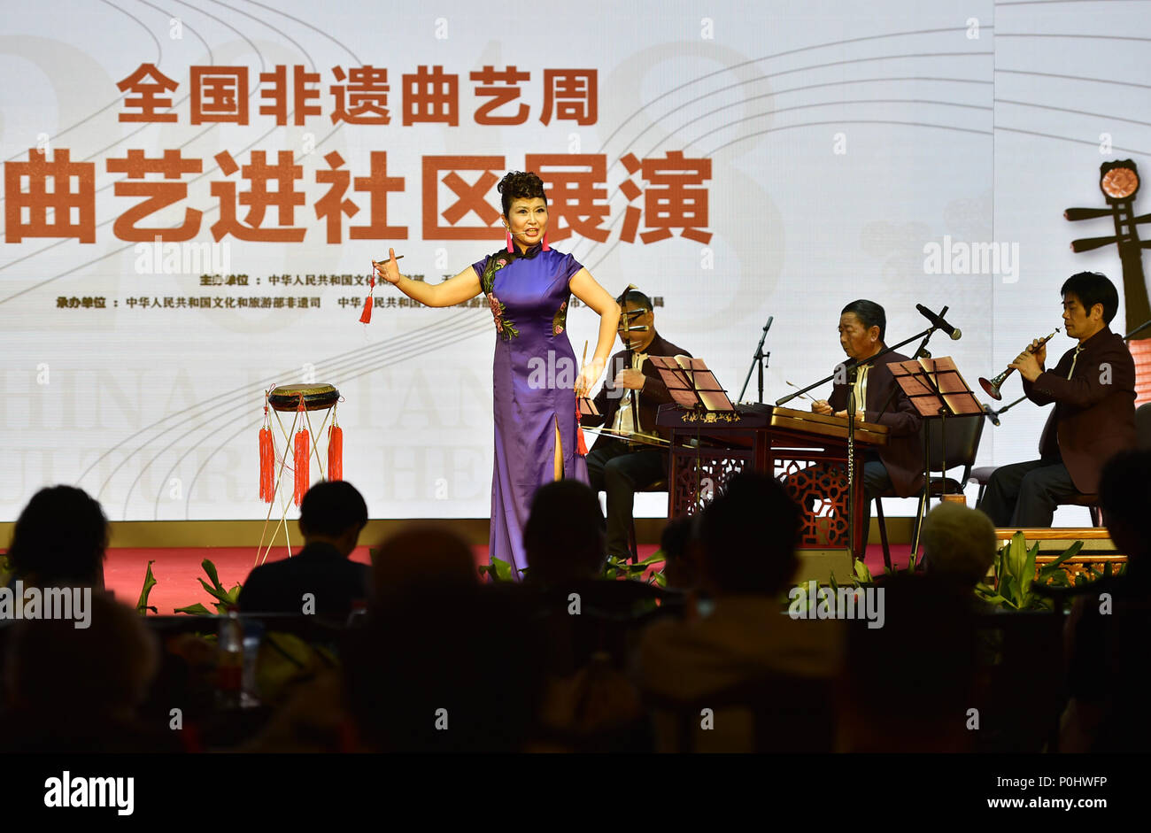 Tianjin. 9. Juni, 2018. Ein volkskünstler führt im Norden Chinas Tianjin Gemeinde, 9. Juni 2018. Wurden die Aktivitäten rund um China statt des kulturellen und natürlichen Erbes Tag am Samstag zu feiern. Credit: Li Lief/Xinhua/Alamy leben Nachrichten Stockfoto