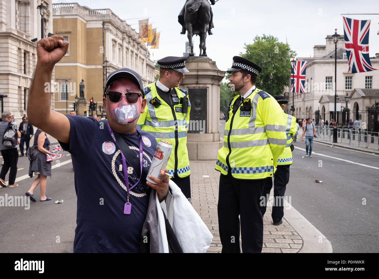 London, UK, 9. Juni 2018. Wie erwartet, Auseinandersetzungen mit der Polizei und Mitglieder der Presse während der#FreeTommy März in London begonnen. Glasflaschen und andere Raketen auf Polizisten und unschuldige Zuschauer ins Leben gerufen, als am Nachmittag schnell zum Chaos auf den Straßen von London. Polizeihunde und Verstärkungen in ausgearbeitet worden. ##FreeTommy FreeTommyRobinson Credit: Joshua Preston/Alamy Live News Credit: Joshua Preston/Alamy leben Nachrichten Stockfoto