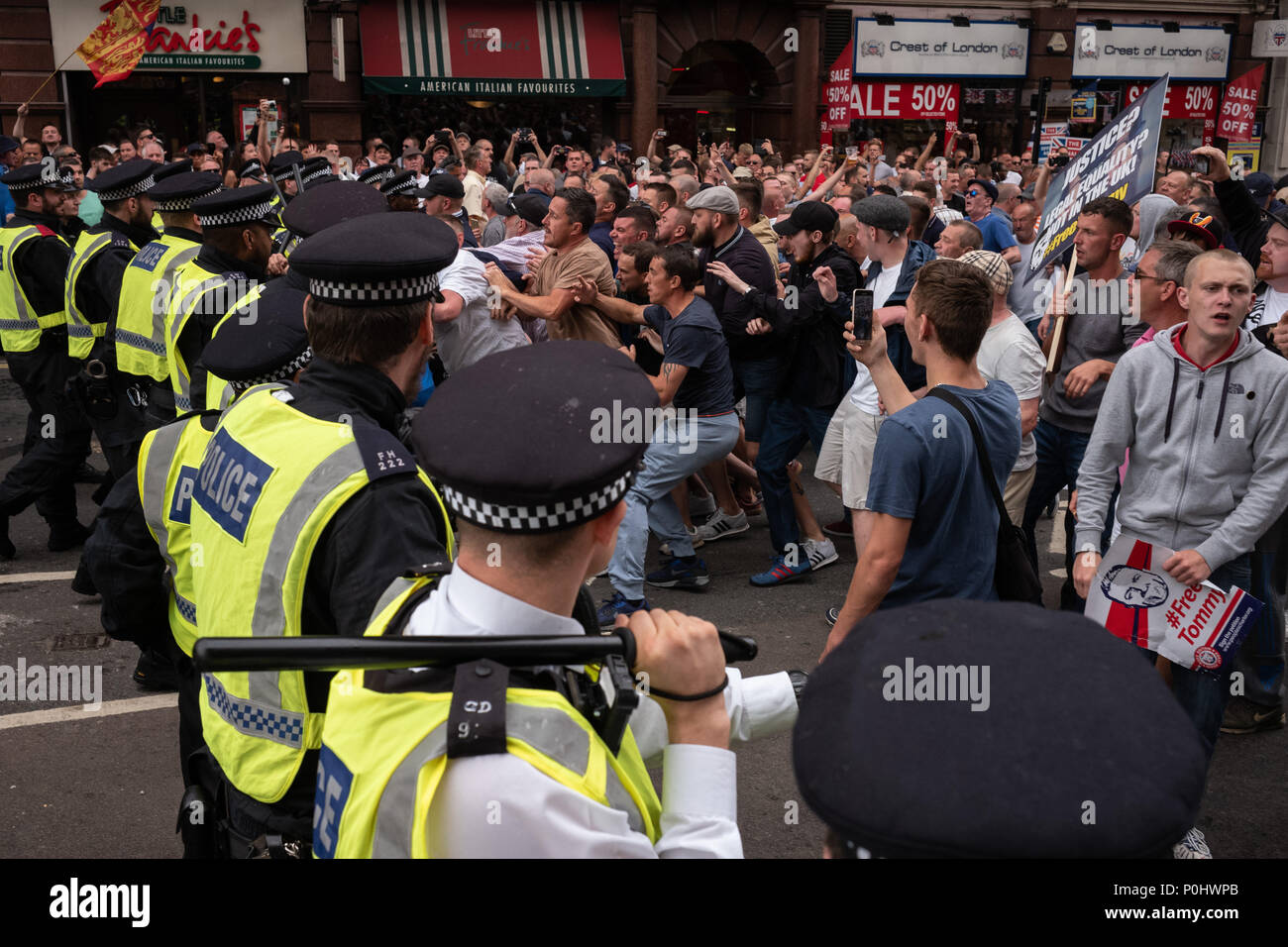 London, UK, 9. Juni 2018. Wie erwartet, Auseinandersetzungen mit der Polizei und Mitglieder der Presse während der#FreeTommy März in London begonnen. Glasflaschen und andere Raketen auf Polizisten und unschuldige Zuschauer ins Leben gerufen, als am Nachmittag schnell zum Chaos auf den Straßen von London. Polizeihunde und Verstärkungen in ausgearbeitet worden. ##FreeTommy FreeTommyRobinson Credit: Joshua Preston/Alamy Live News Credit: Joshua Preston/Alamy leben Nachrichten Stockfoto