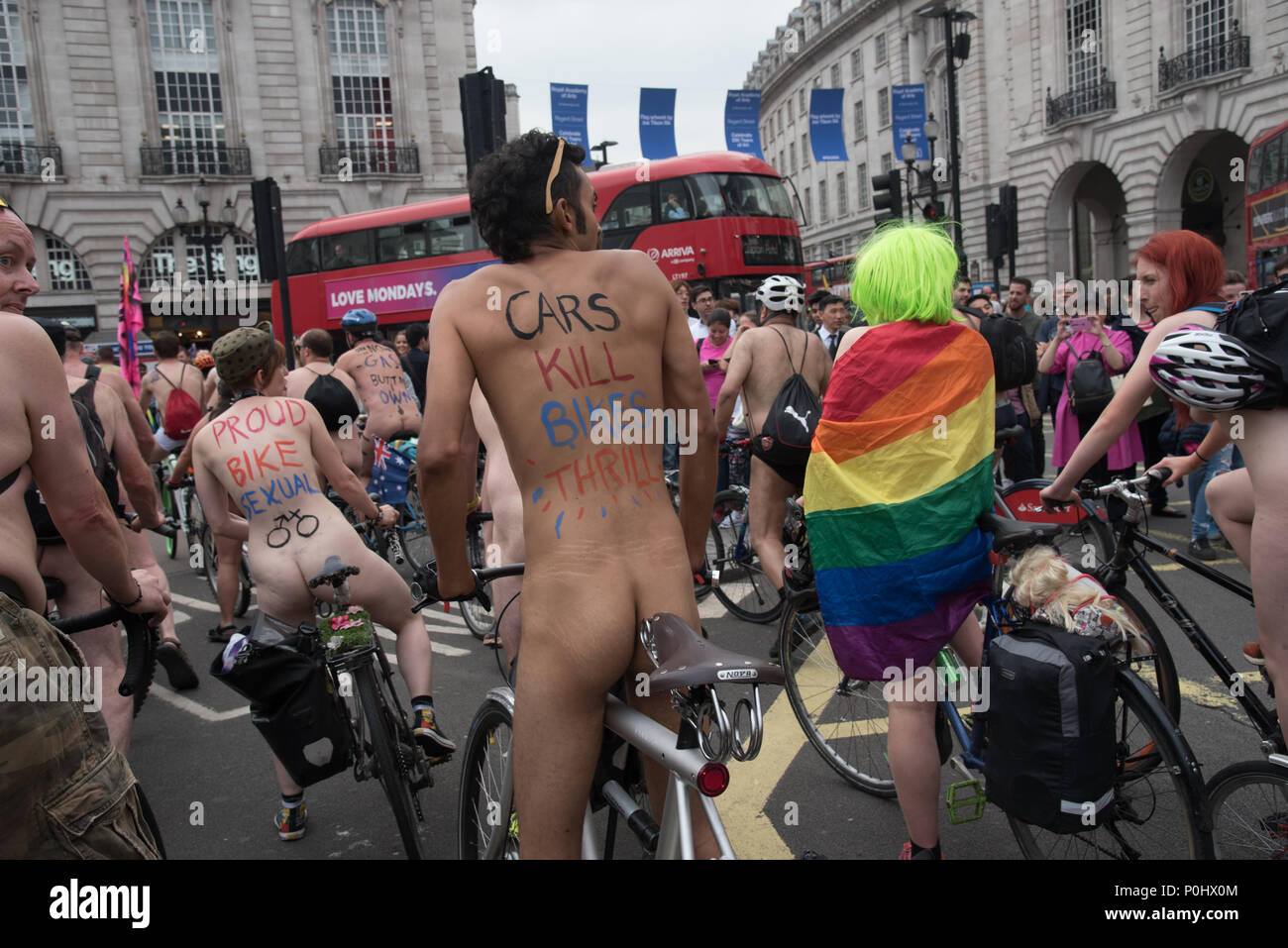 London, UK, 9. Juni 2018. Hunderte Menschen die Teilnahme London Naked Bike Ride Through Piccadilly Circus am 9. Juni 2018, London, UK Stockfoto