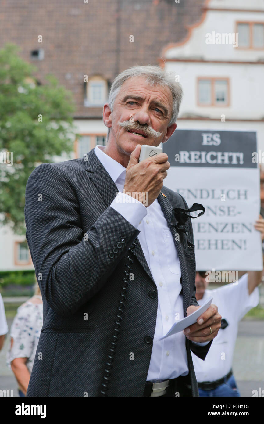 Mainz, Deutschland. 9. Juni 2018. Der Fraktionsvorsitzende der AfD Partei in den Landtag (Parlament) von Rheinland-pfalz Uwe Junge bei der Vigil spricht. Die parlamentarische Partei in den Landtag (Parlament) von Rheinland-pfalz der rechten AfD Partei (Alternative für Deutschland) eine Mahnwache vor der Staatskanzlei Rheinland-Pfalz in Mainz für den Jugendlichen Susanna F., die durch einen Asylbewerber getötet wurde organisiert. Er Flüchtlinge in Credit: Michael Debets/Alamy leben Nachrichten Stockfoto