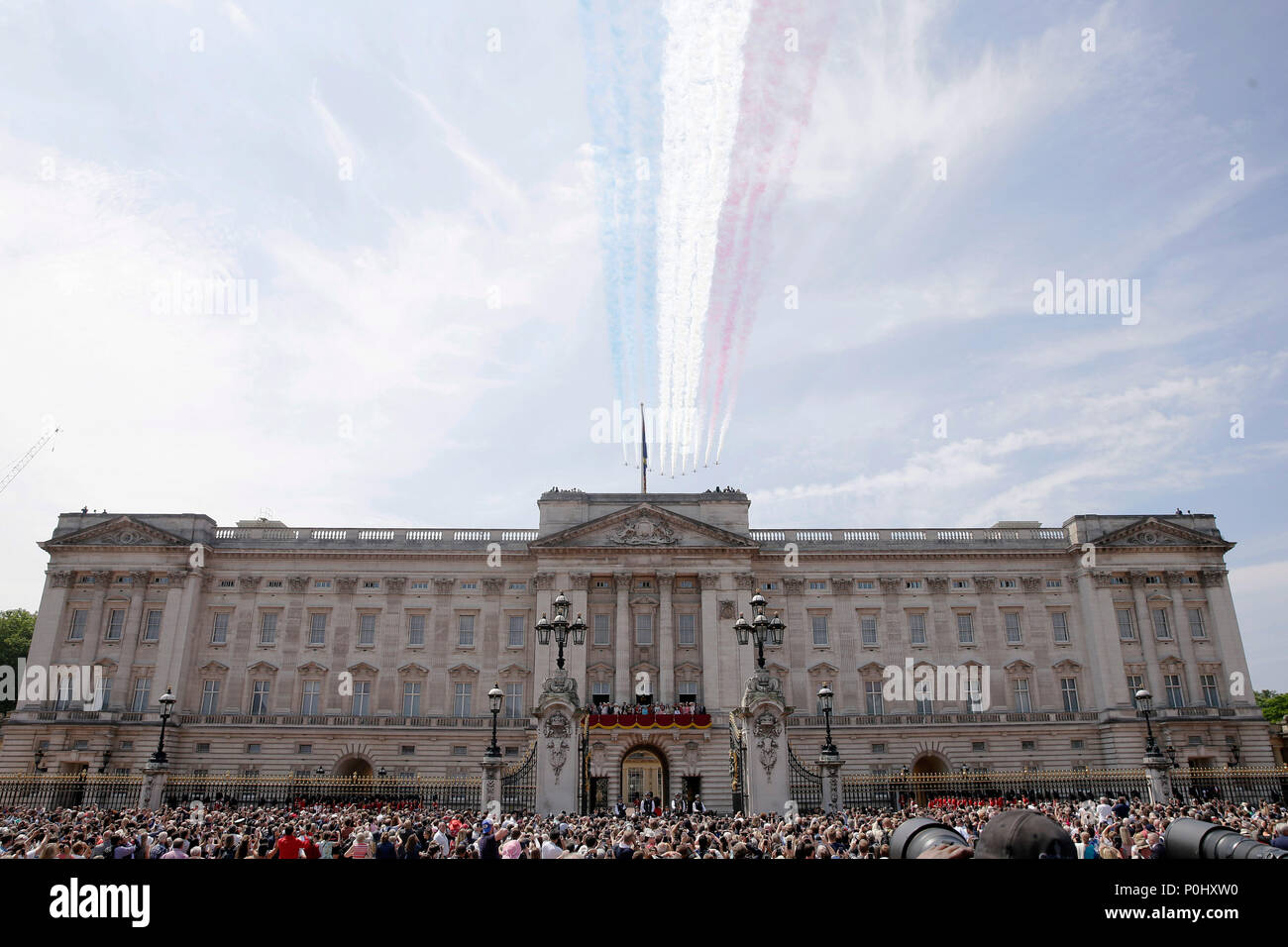 London, Großbritannien. 9. Juni, 2018. Die roten Pfeile fliegen über den Buckingham Palace während der Zeremonie die Farbe 92. Geburtstag Königin Elisabeth II. in London, Großbritannien am 9. Juni 2018. Quelle: Tim Irland/Xinhua/Alamy leben Nachrichten Stockfoto