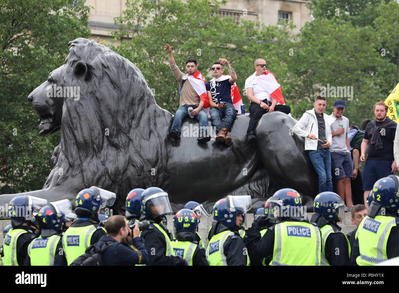 London, Großbritannien. 9. Juni 2018. Demonstranten Face off Bereitschaftspolizei an der Freien Tommy Robinson Protest, Trafalgar Square, London: Paul Brown/Alamy leben Nachrichten Stockfoto