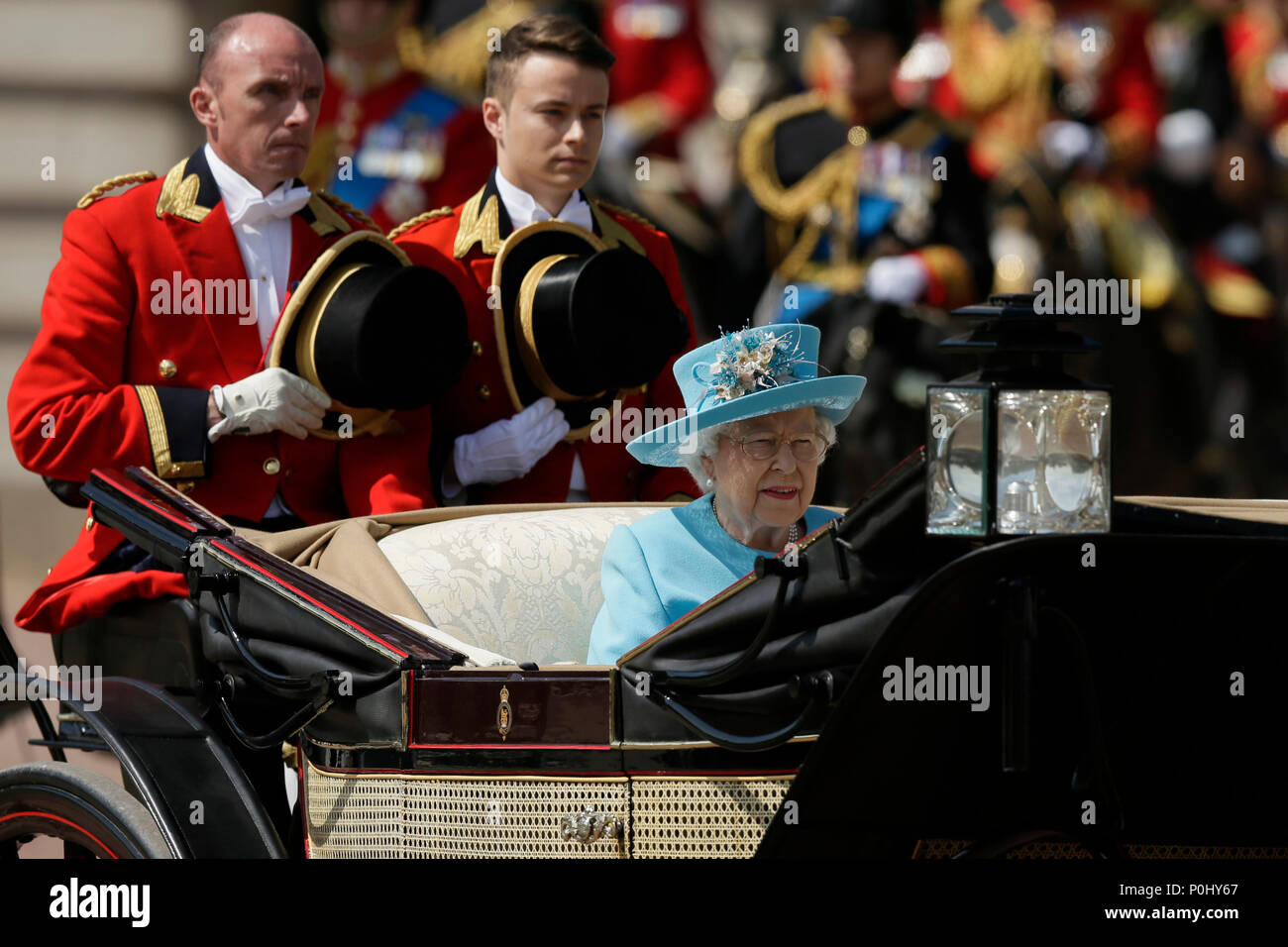 London, Großbritannien. 9. Juni, 2018. Die britische Königin Elizabeth II. fährt von Buckingham Palace während der Zeremonie die Farbe 92. Geburtstag Königin Elisabeth II. in London, Großbritannien am 9. Juni 2018. Quelle: Tim Irland/Xinhua/Alamy leben Nachrichten Stockfoto