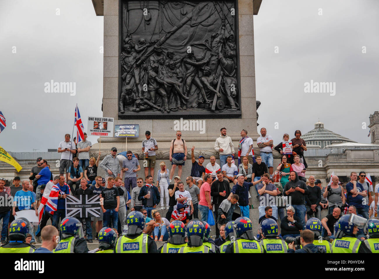 London, UK, 9. Juni 2018. Unterstützer von Tommy Robinson besetzen Trafalgar Square Credit: Alex Cavendish/Alamy leben Nachrichten Stockfoto