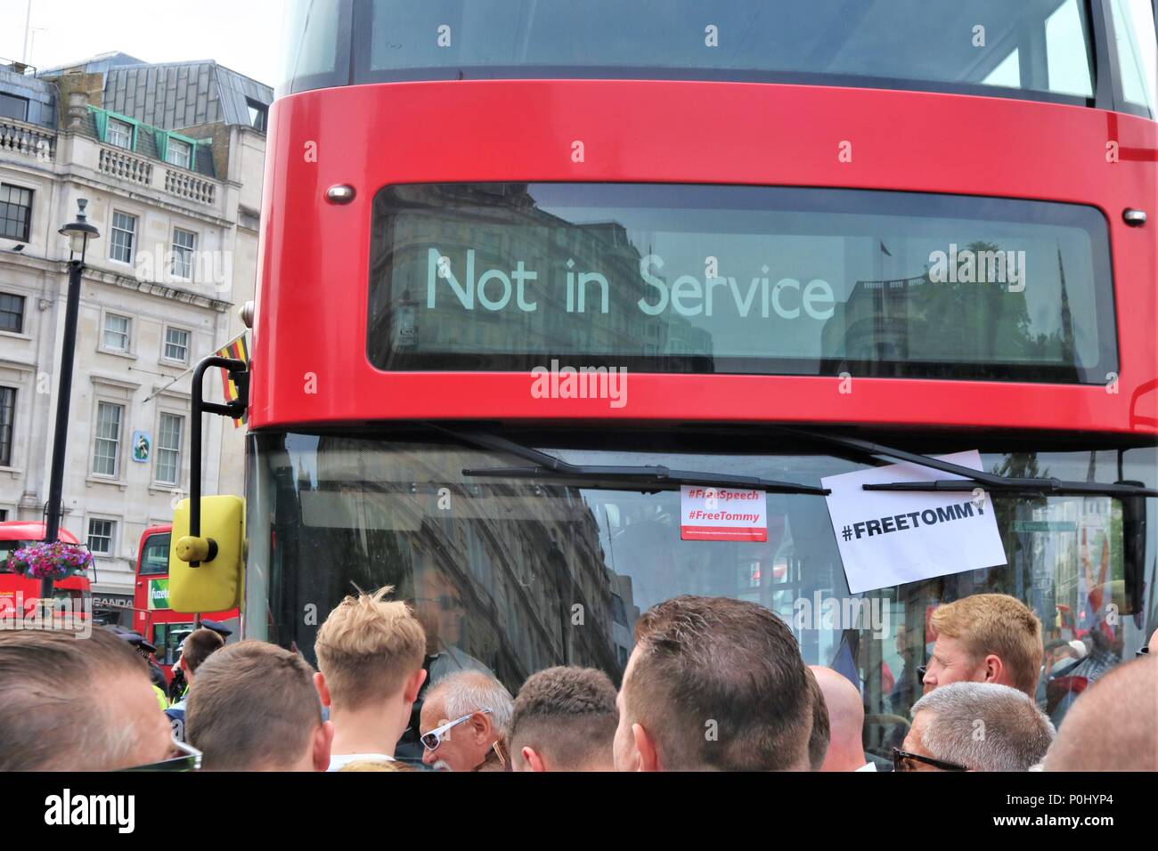 London, Großbritannien. 9. Juni 2018. Kostenlose Tommy Robinson März in London, Großbritannien mit Tausenden von Menschen marschieren und wehenden Fahnen und Plaketten, die Polizei auch in die Teilnahme an diesem Ereignis mit Riot tragen. Credit: Michelle Brücken/Alamy leben Nachrichten Stockfoto