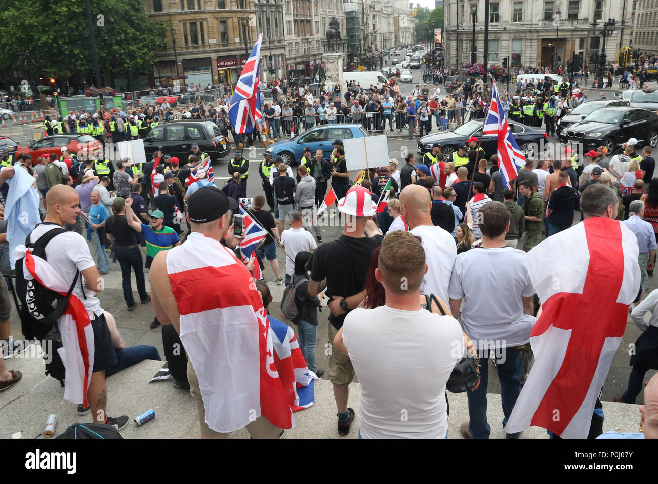 London, England. 9. Juni 2018. Zehntausende von patriotischen Englisch Protest zu Freier Journalist Tommy Robinson, die Sie als Nationalheld und politischer Gefangener beschreiben. Robinson wurde von der Britischen Polizei festgenommen und für 13 Monate inhaftiert, nachdem er das Problem des Islamischen Kind pflegen Banden, die die britischen Politiker und Polizei versucht hatte, sich für Jahre zu decken. Whitehall, London, England. Credit: Richard Milnes/Alamy leben Nachrichten Stockfoto