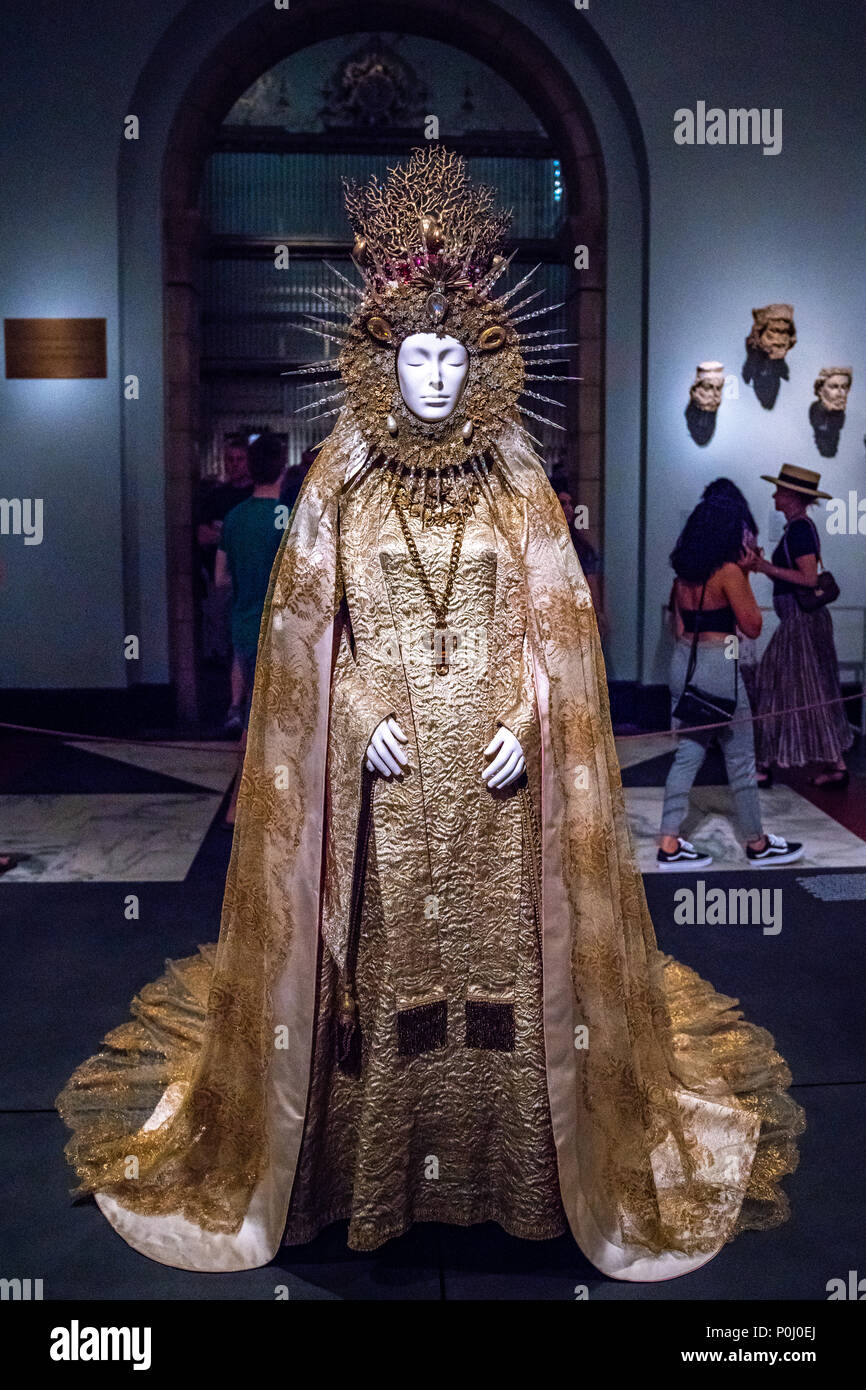 New York, USA. 9. Juni 2018. NEW YORK, USA, 9. Juni 2018. Bildhauerkunst parament Für die Jungfrau von El Rocio, von Yves Saint Laurent in Zusammenarbeit mit der jewler Goossens im Jahr 1985, auf der das Metropolitan Museum der Kunst für die "Himmelskörper"-Ausstellung. Dieses Ensemble ist von Gold seide brokat mit weißen und rosa Seide, Satin, Seide, Gold und Metall Chantilly spitze, Goldmedaille mit mehrfarbigem Kristallen und Perlen. Foto von Enrique Shore Credit: Enrique Ufer/Alamy leben Nachrichten Stockfoto