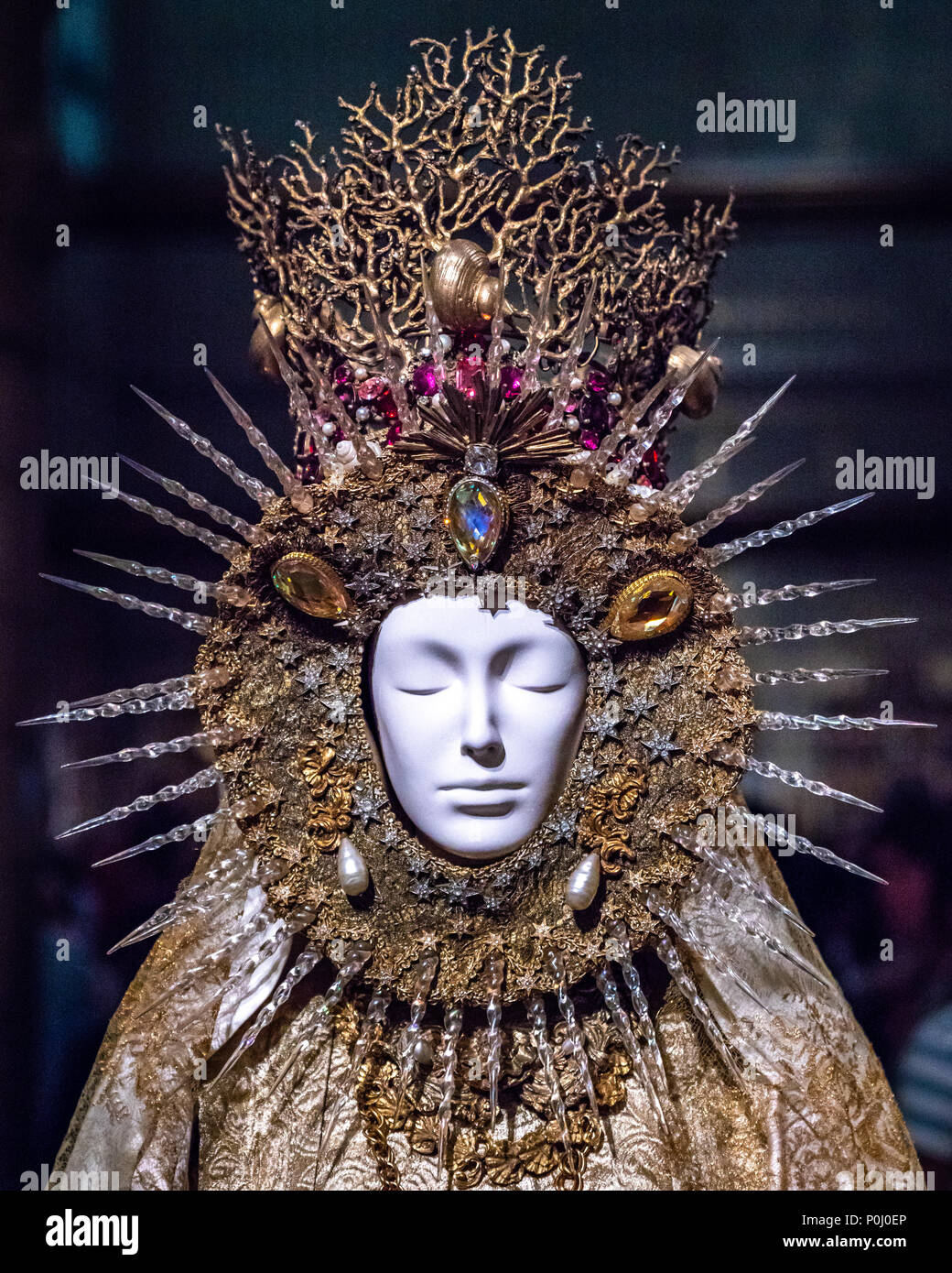 New York, USA. 9. Juni 2018. NEW YORK, USA, 9. Juni 2018. Bildhauerkunst parament Für die Jungfrau von El Rocio, von Yves Saint Laurent in Zusammenarbeit mit der jewler Goossens im Jahr 1985, auf der das Metropolitan Museum der Kunst für die "Himmelskörper"-Ausstellung. Dieses Ensemble ist von Gold seide brokat mit weißen und rosa Seide, Satin, Seide, Gold und Metall Chantilly spitze, Goldmedaille mit mehrfarbigem Kristallen und Perlen. Foto von Enrique Shore Credit: Enrique Ufer/Alamy leben Nachrichten Stockfoto