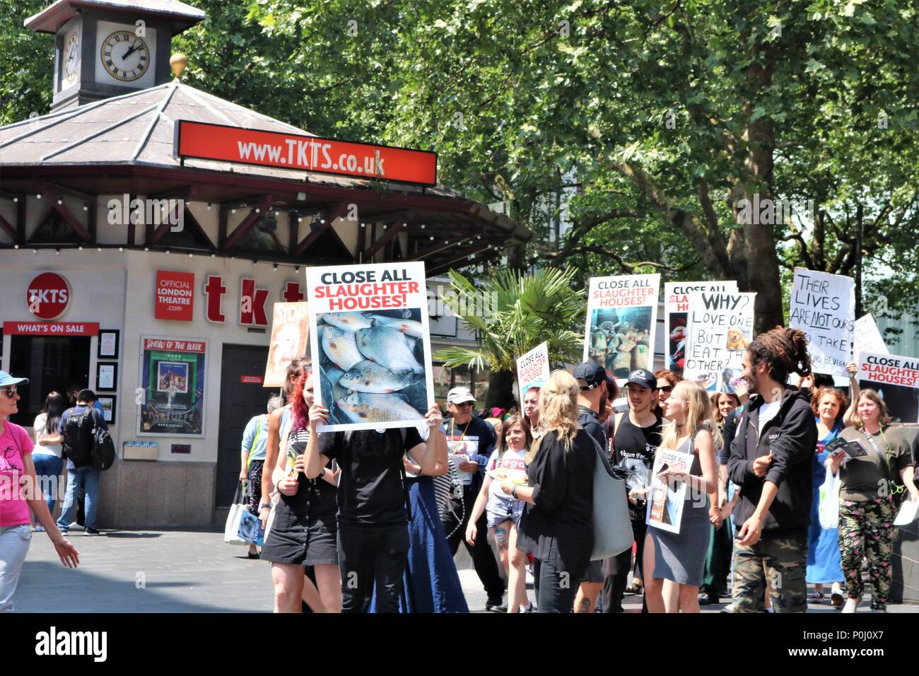 London, Großbritannien. 9. Juni 2018. Kleine Protestmarsch am Leicester Square, London, UK - Veganer gegen Tiere für Fleisch, Menschen schwenkten Fahnen, darunter "Schließen Sie alle Schlachthaus" Credit: Michelle Brücken/Alamy leben Nachrichten Stockfoto