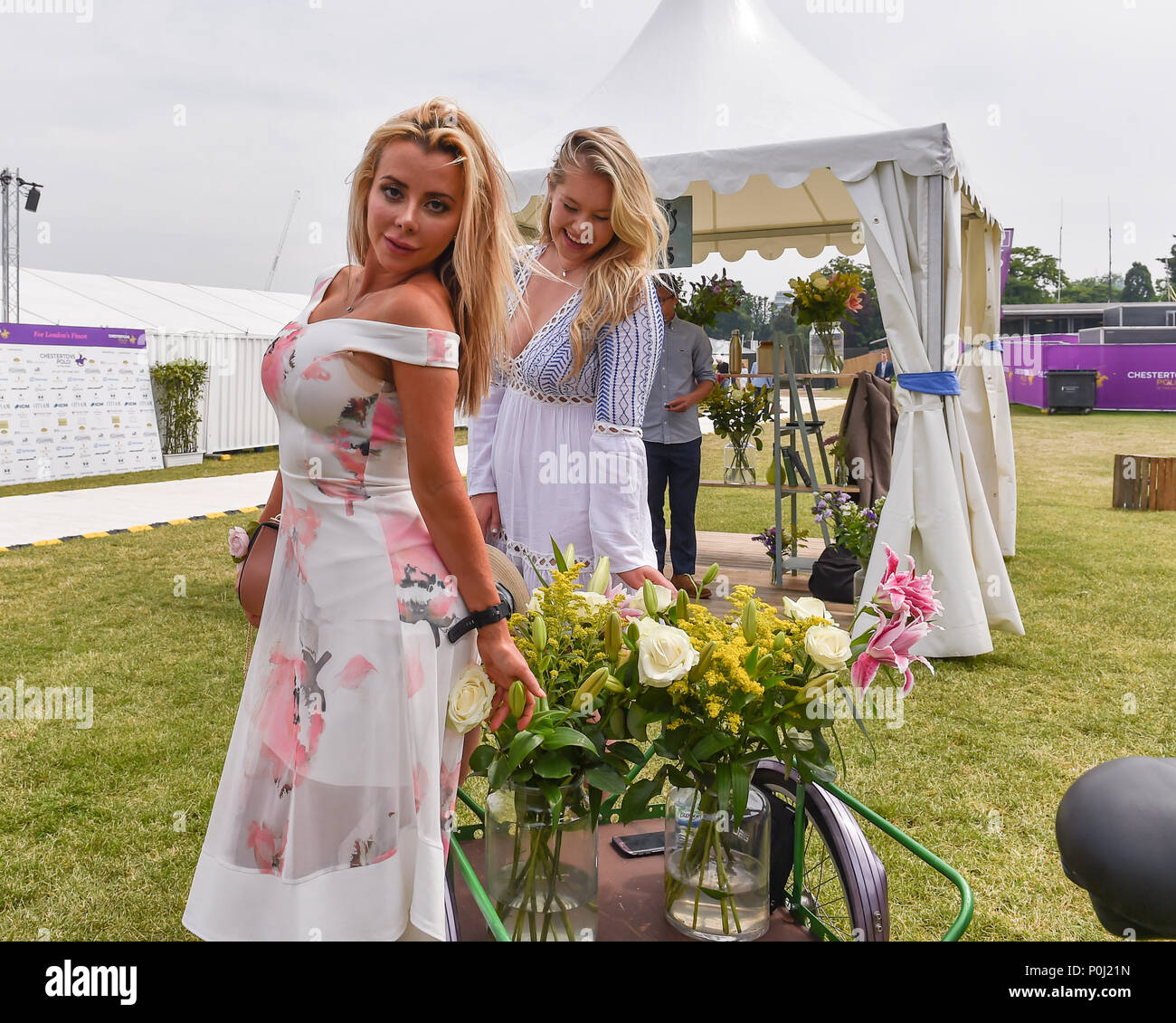 London, Großbritannien. 9. Juni 2018. Meine Damen genießen Sie die Gelegenheit während Chestertons Polo im Park: Ladies Day in Hurlingham Park am Samstag, den 09. Juni 2018. ENGLAND, LONDON. Credit: Taka G Wu Credit: Taka Wu/Alamy leben Nachrichten Stockfoto