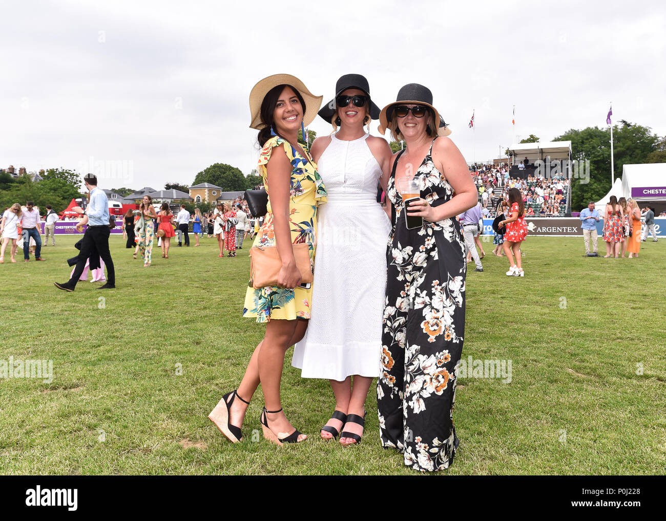 London, Großbritannien. 9. Juni 2018. Meine Damen genießen Sie die Gelegenheit während Chestertons Polo im Park: Ladies Day in Hurlingham Park am Samstag, den 09. Juni 2018. ENGLAND, LONDON. Credit: Taka G Wu Credit: Taka Wu/Alamy leben Nachrichten Stockfoto