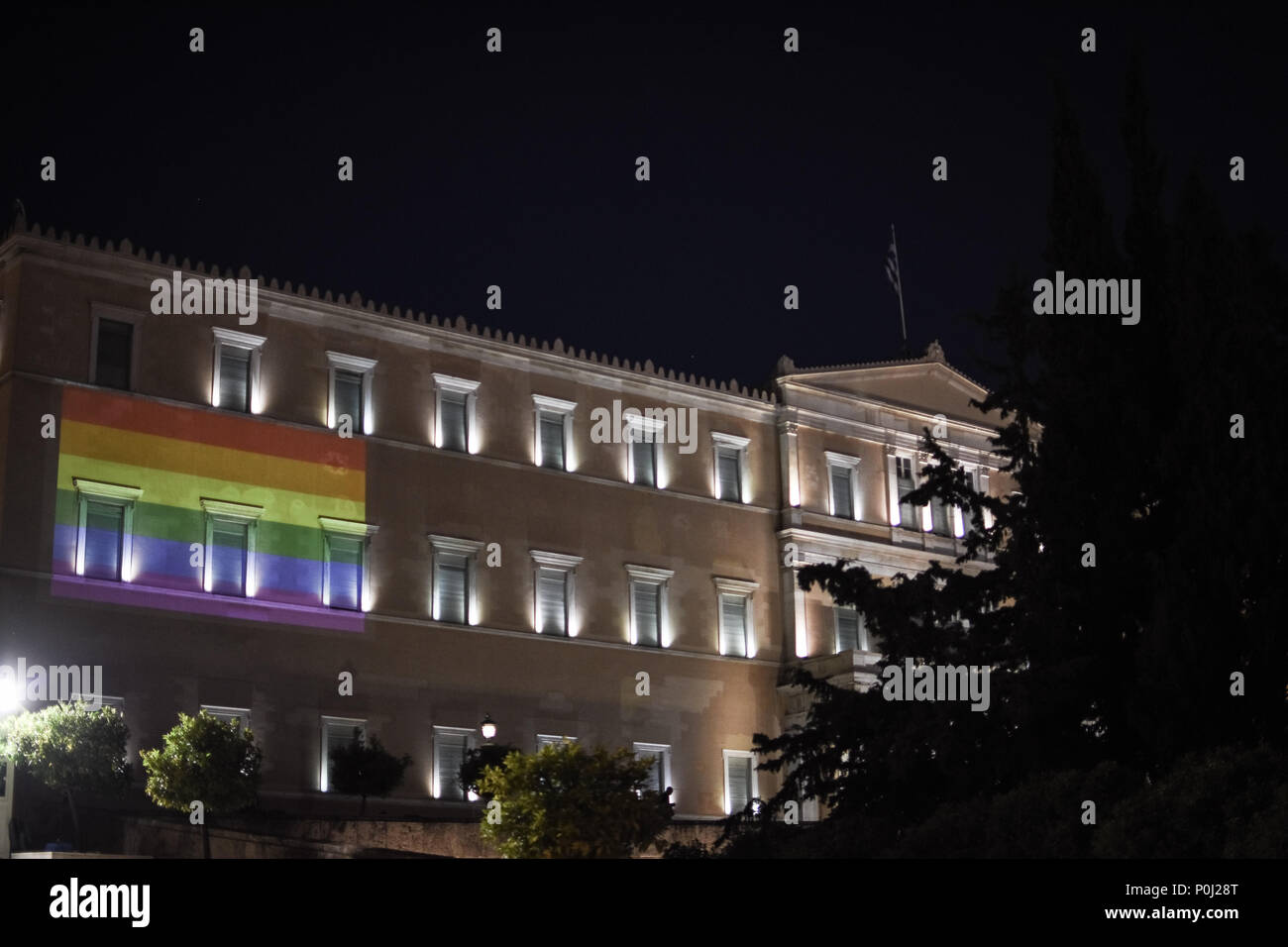 Athen, Griechenland. 9. Juni 2018. Ein großer Stolz Flagge mit Regenbogen Farben gesehen vor dem griechischen Parlament auf dem Festival. In diesem Jahr stolz Thema war die Diskriminierung von Frauen, mit transnationalen Frauen, die dauerhafte und unaufhaltsam der Ausgrenzung und der Gewalt. Credit: SOPA Images Limited/Alamy leben Nachrichten Stockfoto