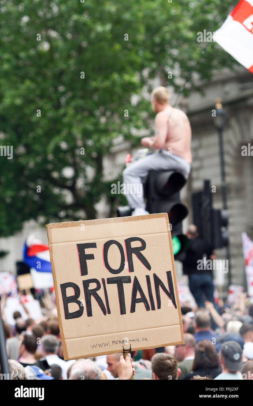 London, Großbritannien. 09. Juni 2018: Tausende besuchen eine März und Protest außerhalb Downing Street 10 Aufruf für die Freilassung der Journalistin Tommy Robinson. Credit: Ian Francis/Alamy leben Nachrichten Stockfoto