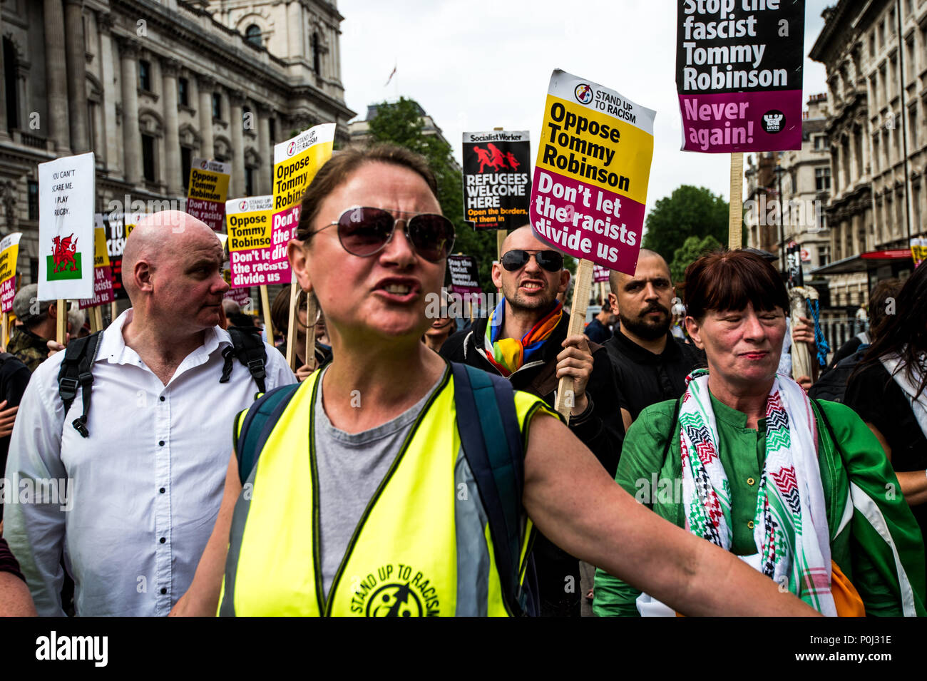 London, Großbritannien. 9. Juni, 2018. Counter - Demo auf dem Protest zu Freien Robinson während einer "Freien Tommy Robinson' Protest auf Whitehall. Demonstranten fordern die Freilassung von English Defence League (EDL) leader Tommy Robinson, die Umhüllung ist 13 Monate Haft wegen Missachtung des Gerichts sind. Credit: Brais G. Rouco/SOPA Images/ZUMA Draht/Alamy leben Nachrichten Stockfoto