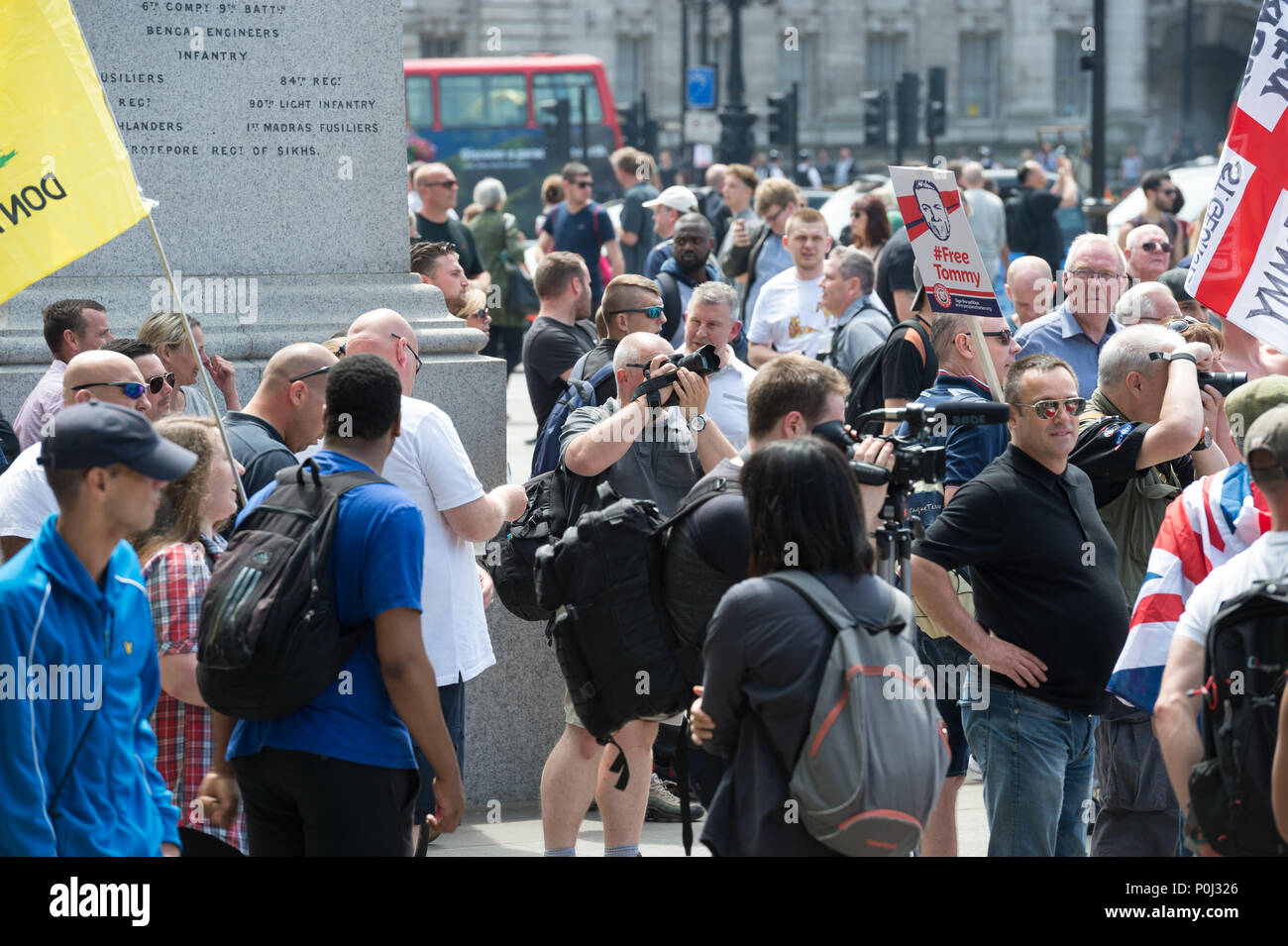 London, Großbritannien. 9. Juni 2018. Kostenlose Tommy Robinson Protest in London Trafargal Square von Artur Kula - Jabba © JabbaPhoto Credit: Artur Kula/Alamy leben Nachrichten Stockfoto