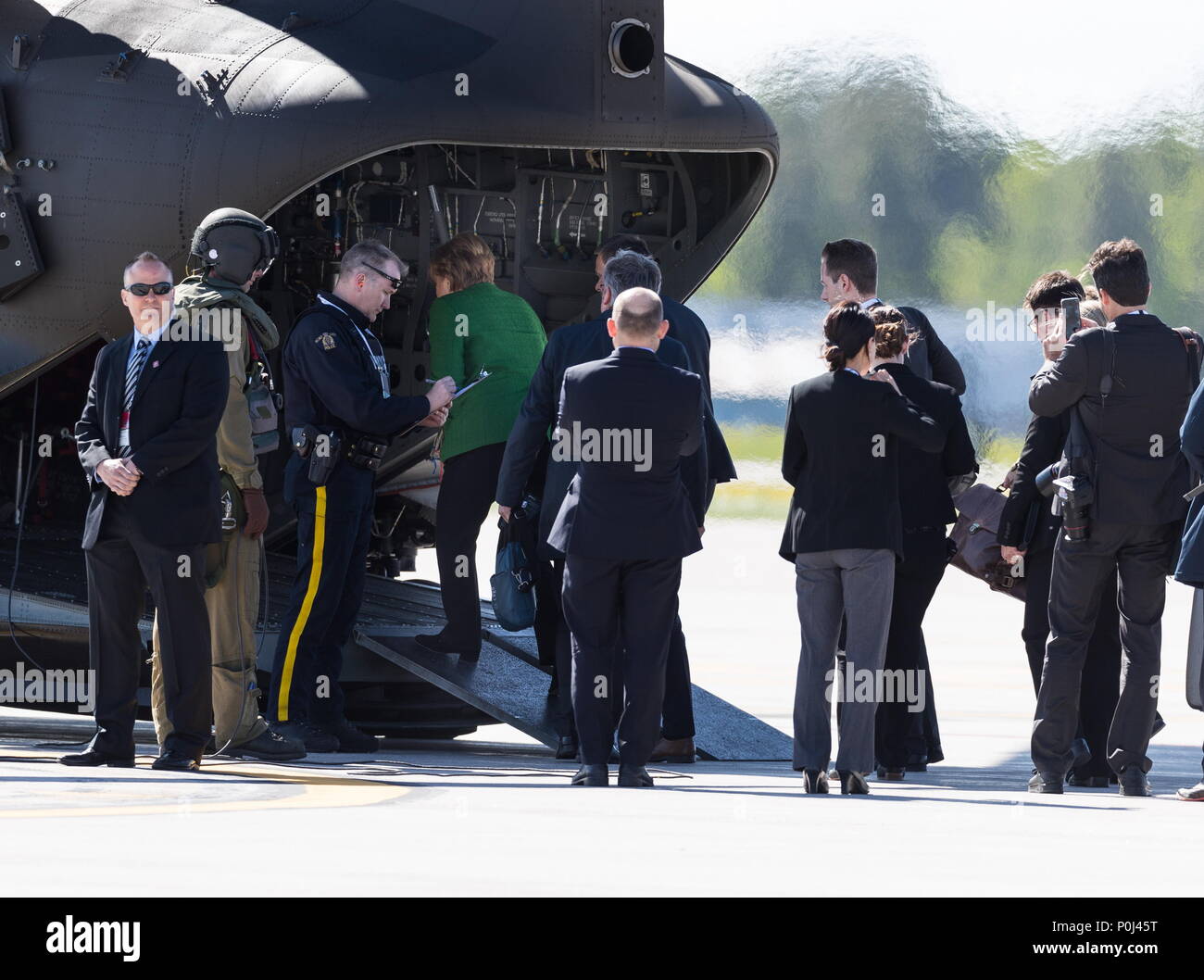 Saguenay, Kanada. 8. Juni 2018. Die deutsche Bundeskanzlerin Angela Merkel wird in einem Kanadischen chinook Hubschrauber YBG Bagotville airport während Ankunft für den Gipfel G7 2018 Charlevoix. Credit: Patrice Lapointe/ZUMA Draht/Alamy leben Nachrichten Stockfoto