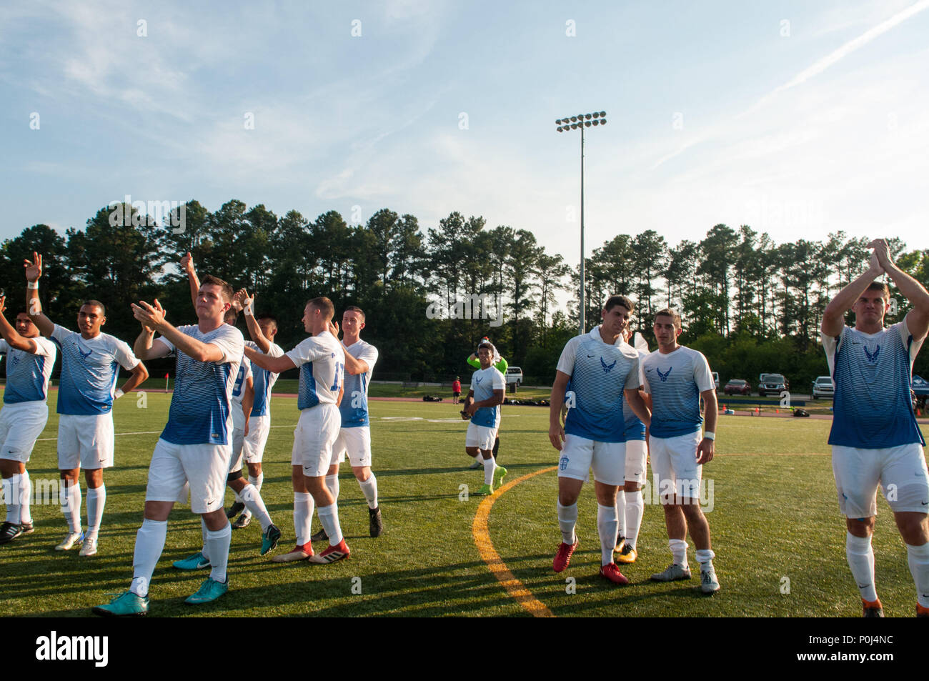 Fort Bragg, North Carolina, USA. 9. Juni, 2018. Juni 9, 2018 - Fort Bragg, N.C., USA - Air Force Spieler erkennen ihre Freunde und Familien nach dem WM-Finale zwischen der US Air Force und der US Navy die Streitkräfte Männer Fußball Meisterschaft 2018, an Hedrick Stadion, auf Fort Bragg. Air Force, die 2016 Titelverteidiger besiegt Marine, 5-2 Titel dieses Jahr zu behaupten. Die Streitkräfte Männer Fußball Meisterschaft wird alle zwei Jahre durchgeführt. Credit: Timothy L. Hale/ZUMA Draht/Alamy leben Nachrichten Stockfoto