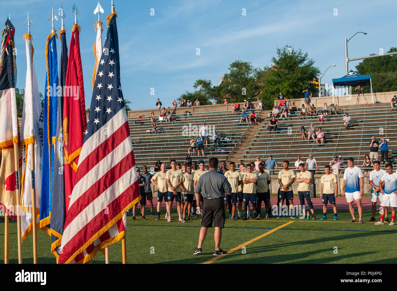 Fort Bragg, North Carolina, USA. 9. Juni, 2018. Juni 9, 2018 - Fort Bragg, N.C., USA - Col. Kyle Reed, Fort Bragg garrison Commander, Gespräche mit allen Mannschaften nach dem WM-Finale zwischen der US Air Force und der US Navy die Streitkräfte Männer Fußball Meisterschaft 2018, an Hedrick Stadion, auf Fort Bragg. Air Force, die 2016 Titelverteidiger besiegt Marine, 5-2 Titel dieses Jahr zu behaupten. Die Streitkräfte Männer Fußball Meisterschaft wird alle zwei Jahre durchgeführt. Credit: Timothy L. Hale/ZUMA Draht/Alamy leben Nachrichten Stockfoto