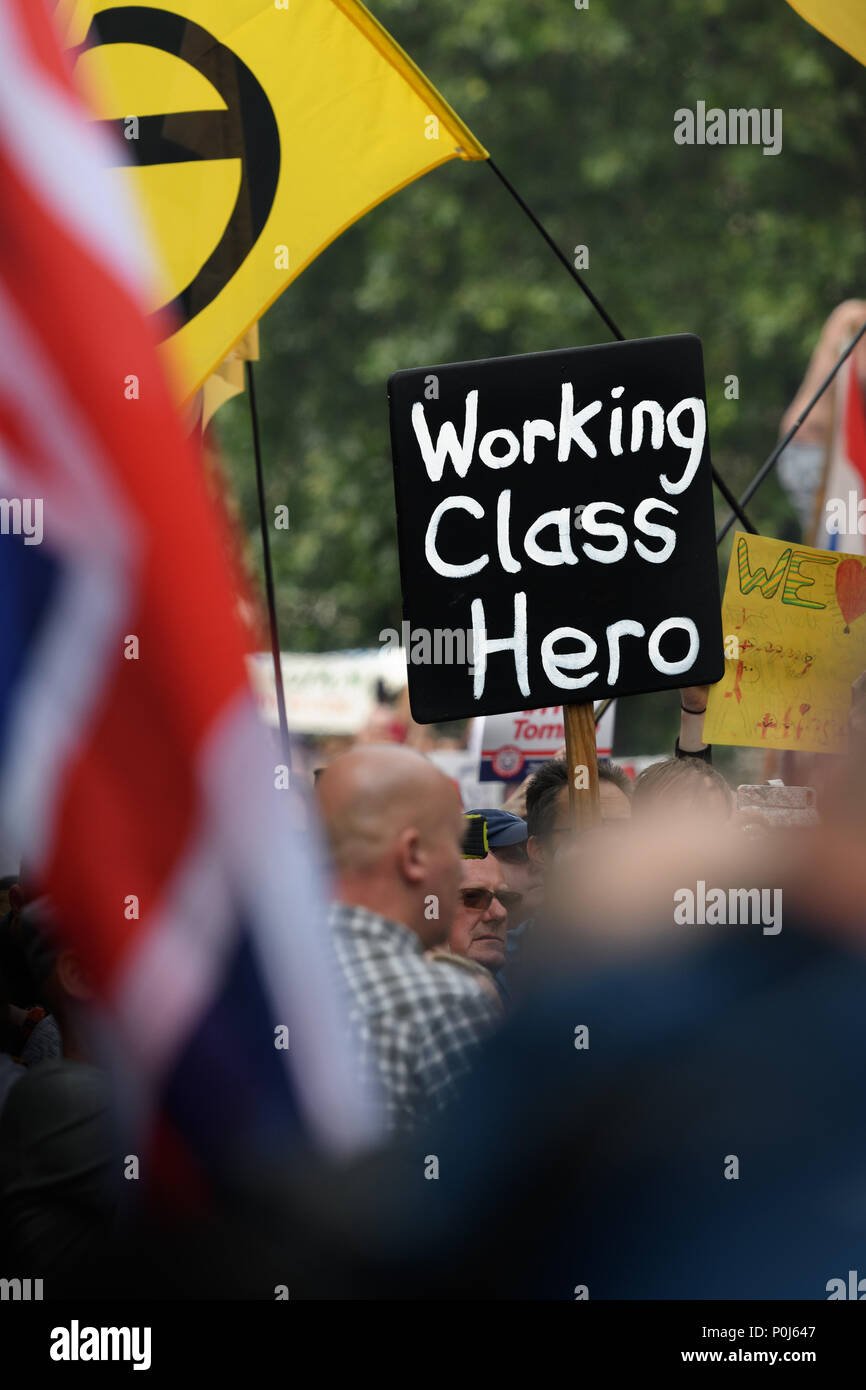 London, Großbritannien. 9. Juni 2018. Menschen protestieren über die Inhaftierung von Tommy Robinson versammeln sich in Whitehall, Downing Street, London, England, ihre Ansichten am 9. Juni 2018, dem Tag der Geburtstag der Königin. Quelle: Michael Foley/Alamy leben Nachrichten Stockfoto