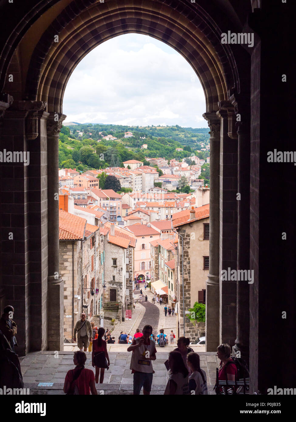 Mit Blick auf die gepflasterte Straße von der Kathedrale Notre Dame Le Puy-en-Velay Haute-Loire Auvergne-Rh ône-Alpes Frankreich Stockfoto