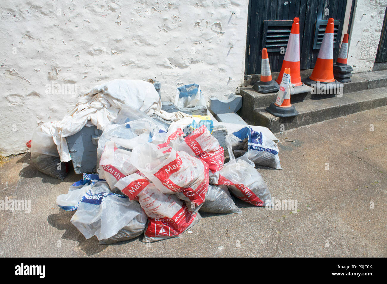 Stapel von Abgepackten Bauherren Abfälle wartende Sammlung - Johannes Gollop Stockfoto