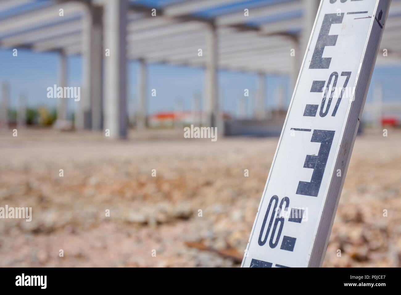 Die Nivellierung Bautafeln hilft, Landvermesser, Geodäten, Position, Tiefe an der Baustelle zu messen. Stockfoto