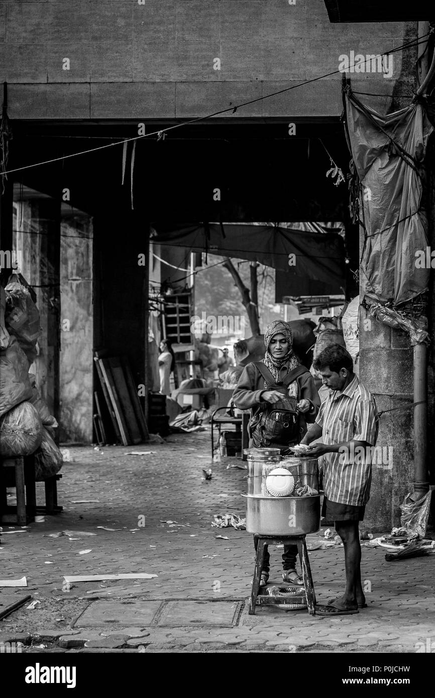 MUMBAI, INDIEN - 12 Dezember, 2014 - Reisende sind Einheimische sind nach Mumbai Street Food angezogen, es sieht gut aus und ist billig Stockfoto